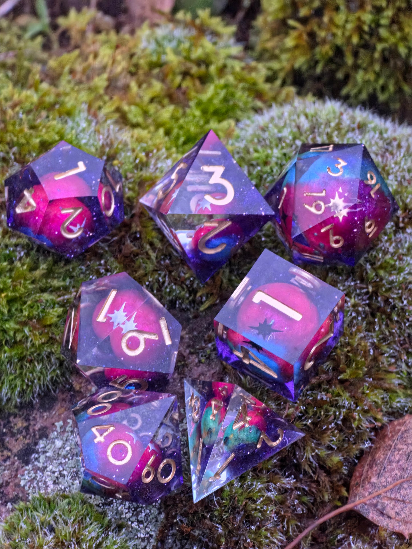 Detailaufnahme mit Planetenmuster, Galaxy-Schimmer und goldenen Zahlen des „Astral Realms“.  
Close-up with planet patterns, galaxy shimmer, and gold numbers of the “Astral Realms” set.