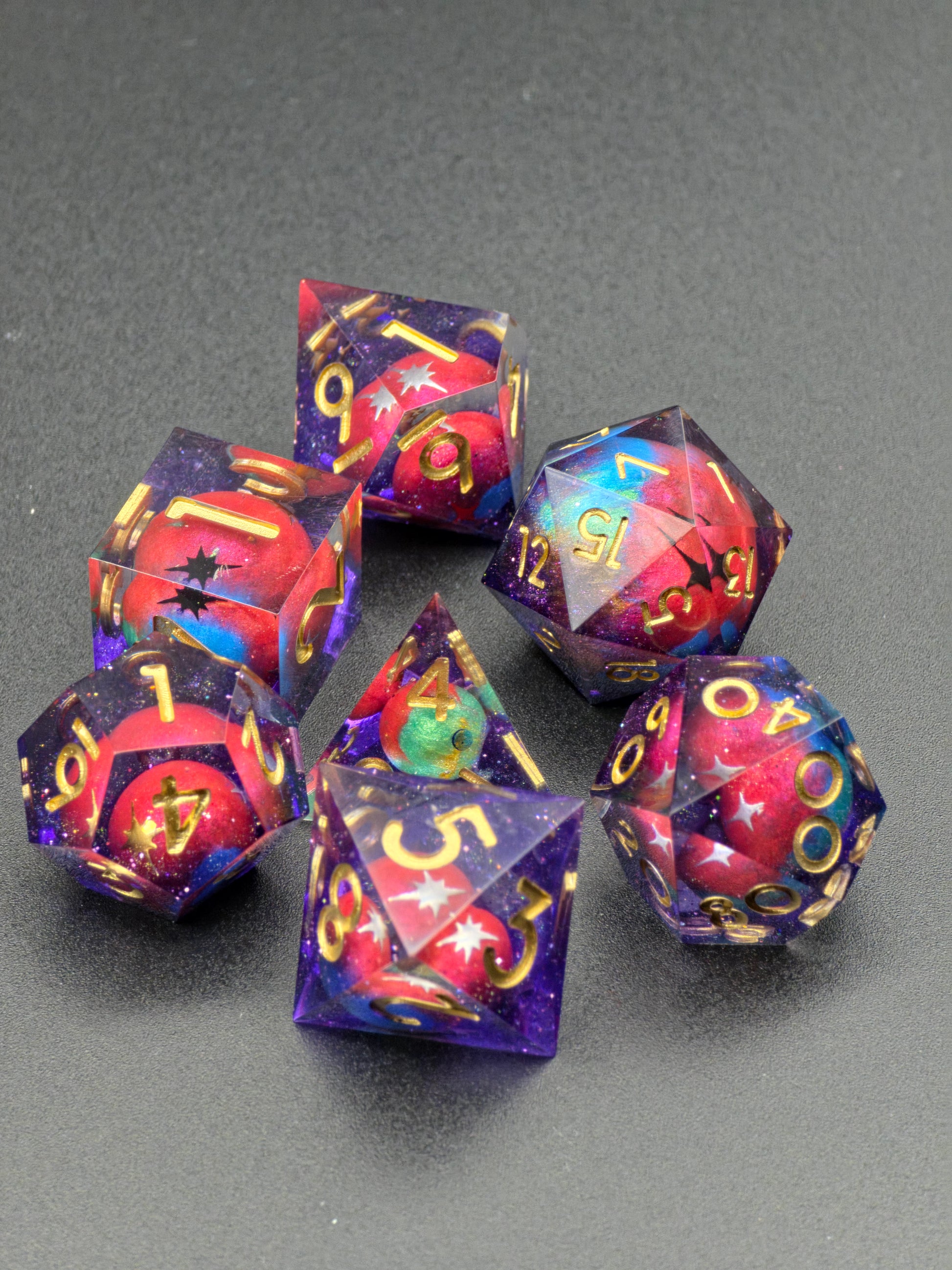 D20 aus dem „Astral Realms“ Set – violett-blauer Galaxy-Kern, goldene Zahlen, klare Kanten.  
D20 from the “Astral Realms” set – violet-blue galaxy core, gold numbers, sharp edges.