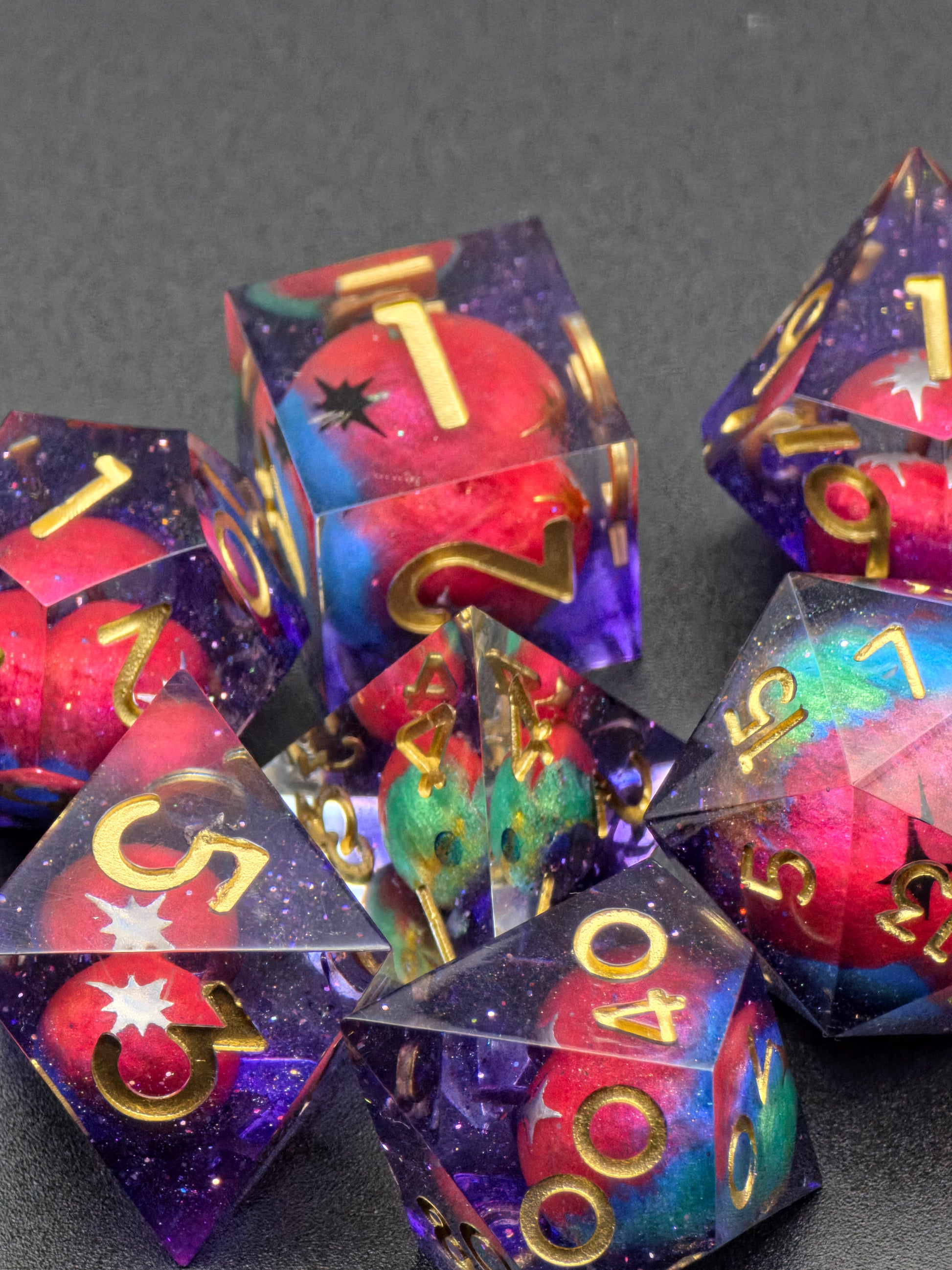Astral Realms– polyedrisches Galaxy-Planet Würfelset mit violett-blauen Farben und goldenen Zahlen.  
Astral Realms– polyhedral galaxy planet dice set in violet-blue tones with gold numbers.