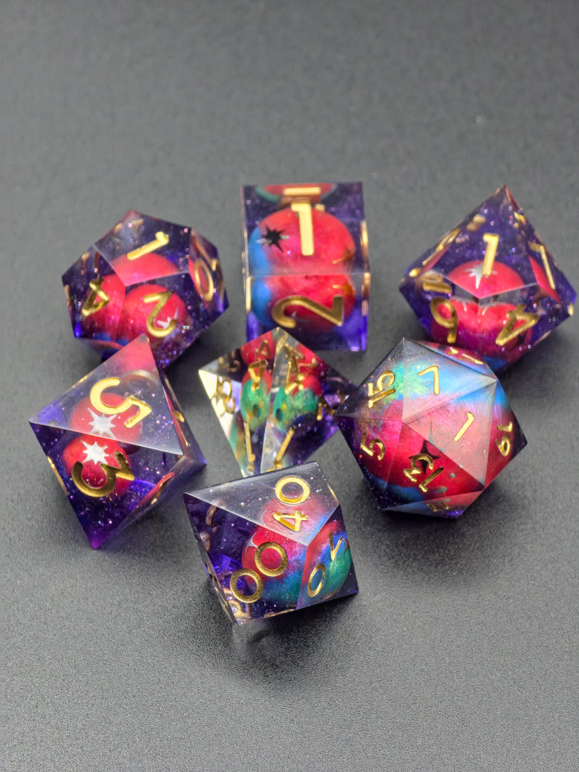 Astral Realms im Outdoor-Licht – leuchtende Galaxy-Farben, goldene Zahlen, lebendiger Kontrast.  
Astral Realms in outdoor light – vivid galaxy colors, gold numbers, vibrant contrast.