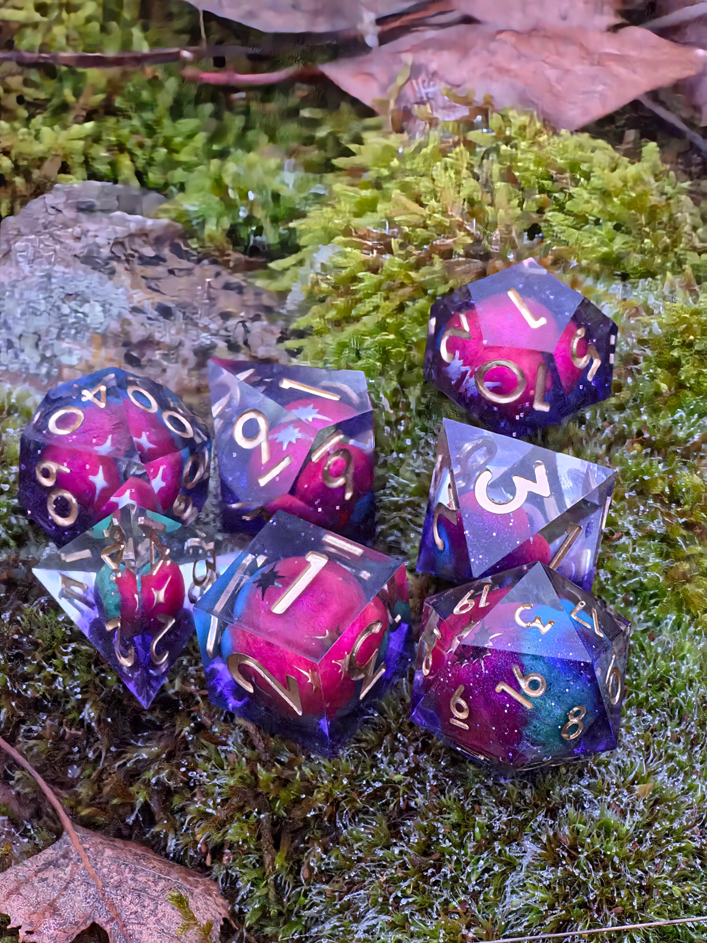 Komplettes „Astral Realms“ Würfelset auf neutralem Hintergrund – violett, blau, türkis, gold.  
Full “Astral Realms” dice set on a neutral background – violet, blue, turquoise, gold.