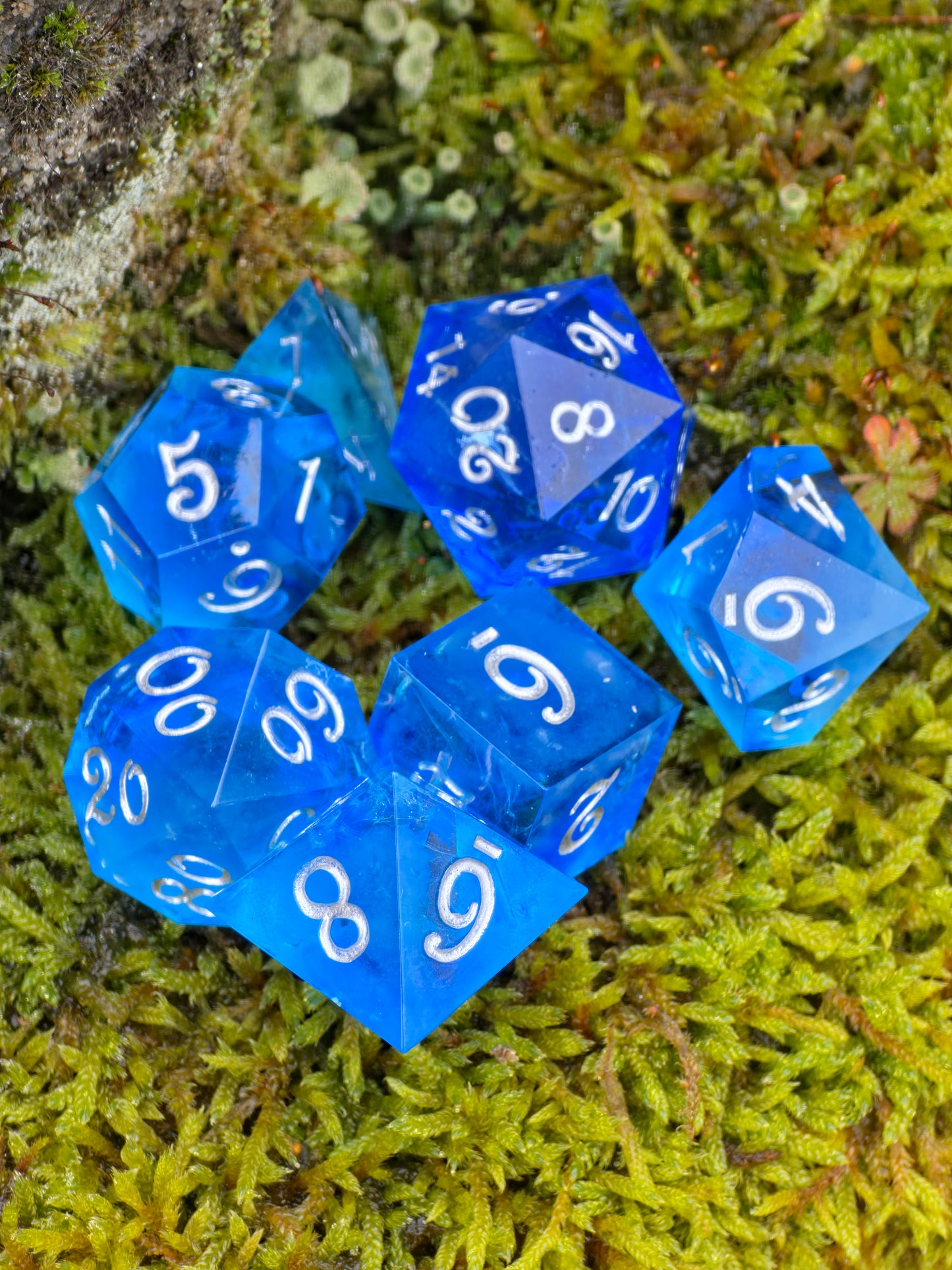 Übersicht des Astrallicht Blau 7-teiligen polyedrischen Würfelsets für DnD und TTRPG.  
Overview of the Astrallicht Blau 7-piece polyhedral dice set for DnD and TTRPG.