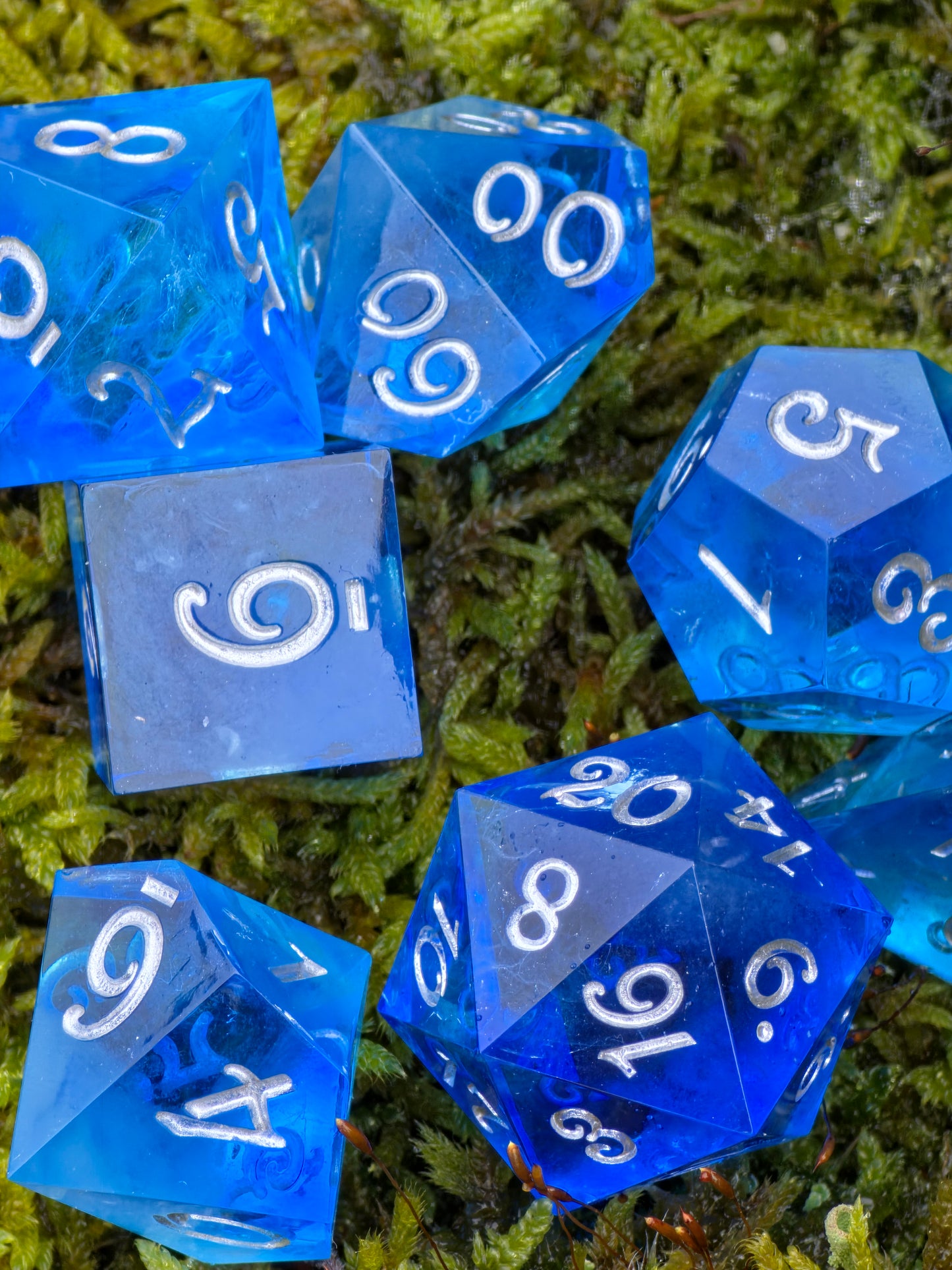 Astrallicht Blau Würfelset in Bewegung zur Darstellung von Tiefe, Farbe und Glow-Effekt.  
Astrallicht Blau dice set in motion showing depth, color, and glow effect.