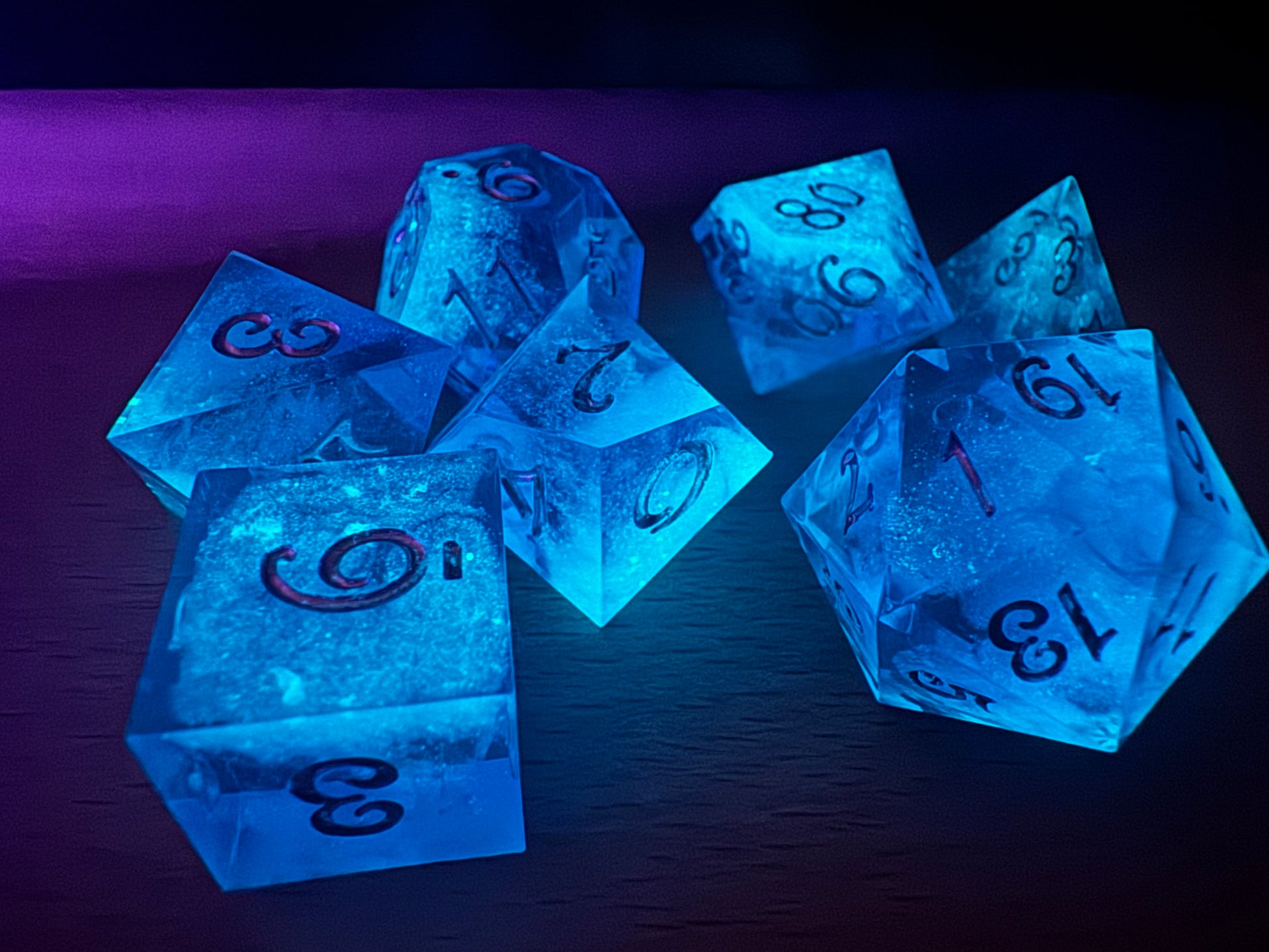 Astrallicht Blau handgemachtes Nebula Glow Würfelset in leuchtendem Blau mit sanftem Leuchteffekt, 7-teilig.  
Astrallicht Blau handmade nebula glow dice set in luminous blue with a soft glow effect, 7-piece set.