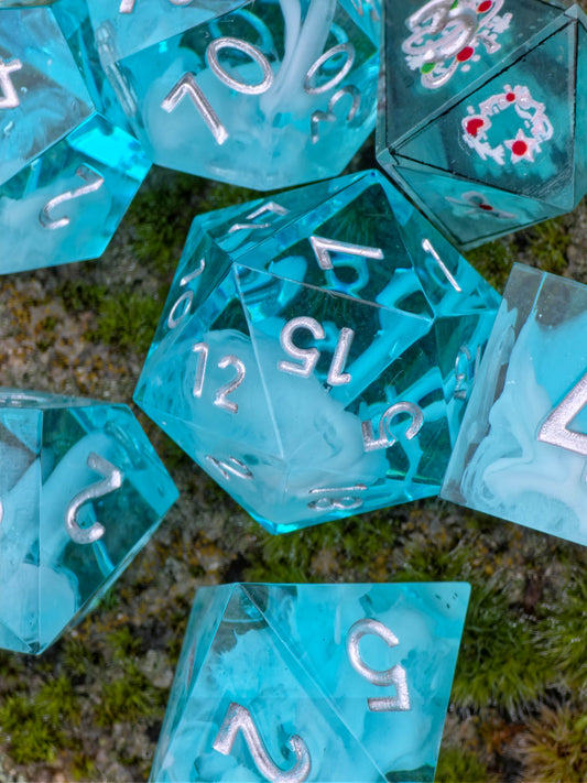 Azure Ice Lagoon handgemachtes DnD Würfelset aus klarem türkisblauem Resin mit eisigem Kristalleffekt, 7-teilig.  
Azure Ice Lagoon handmade DnD dice set made of clear turquoise resin with icy crystal effect, 7-piece set.