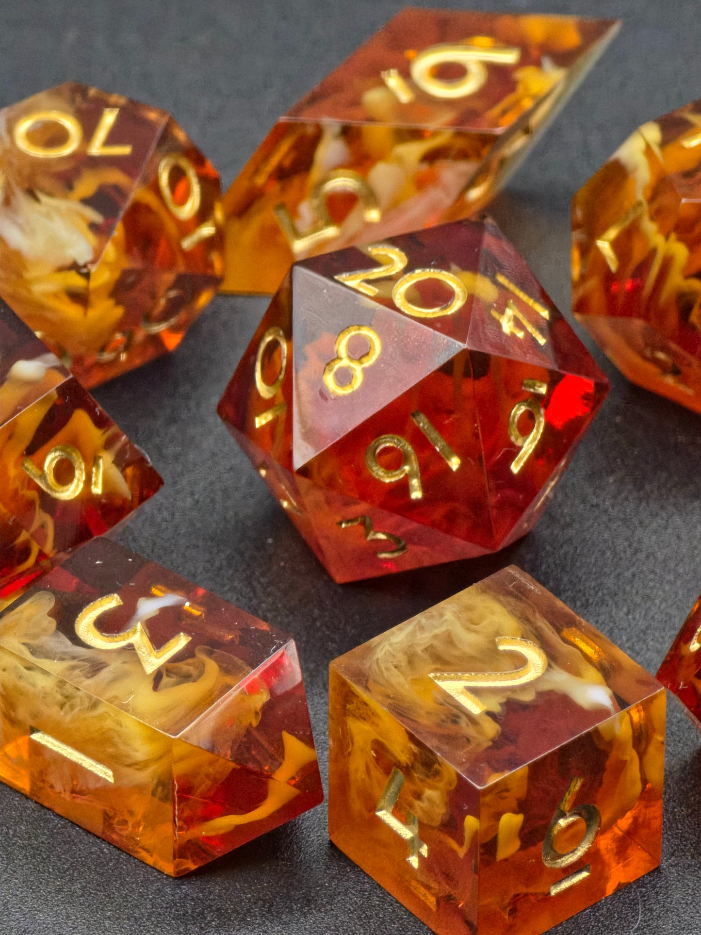 Handaufnahme des „Caramel Ember Nebula“ Sets – zeigt Größe, Transparenz und warme Bernstein-Töne.  
Hand shot of “Caramel Ember Nebula” – showing size, transparency, and warm amber tones.