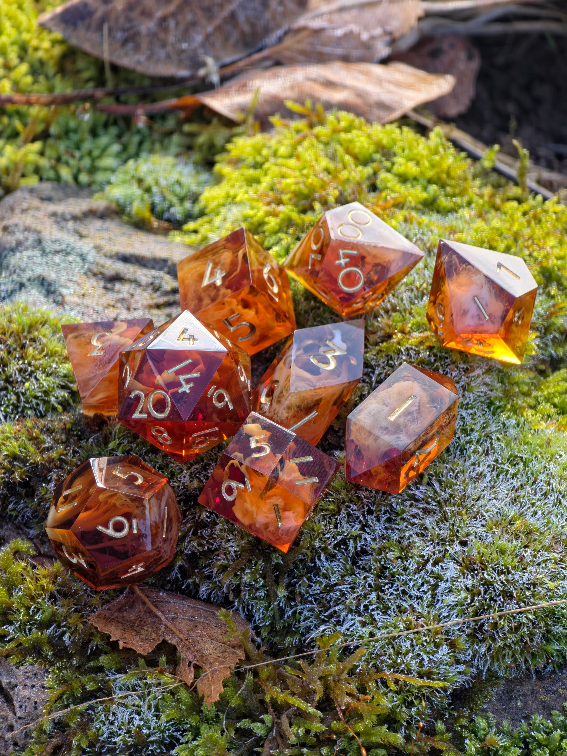 Highlight-Würfel des „Caramel Ember Nebula“ – goldene Zahlen, leuchtender Cloud-Effekt, tiefe Bernsteinfarbe.  
Highlight die of “Caramel Ember Nebula” – gold numbers, glowing cloud effect, deep amber tone.