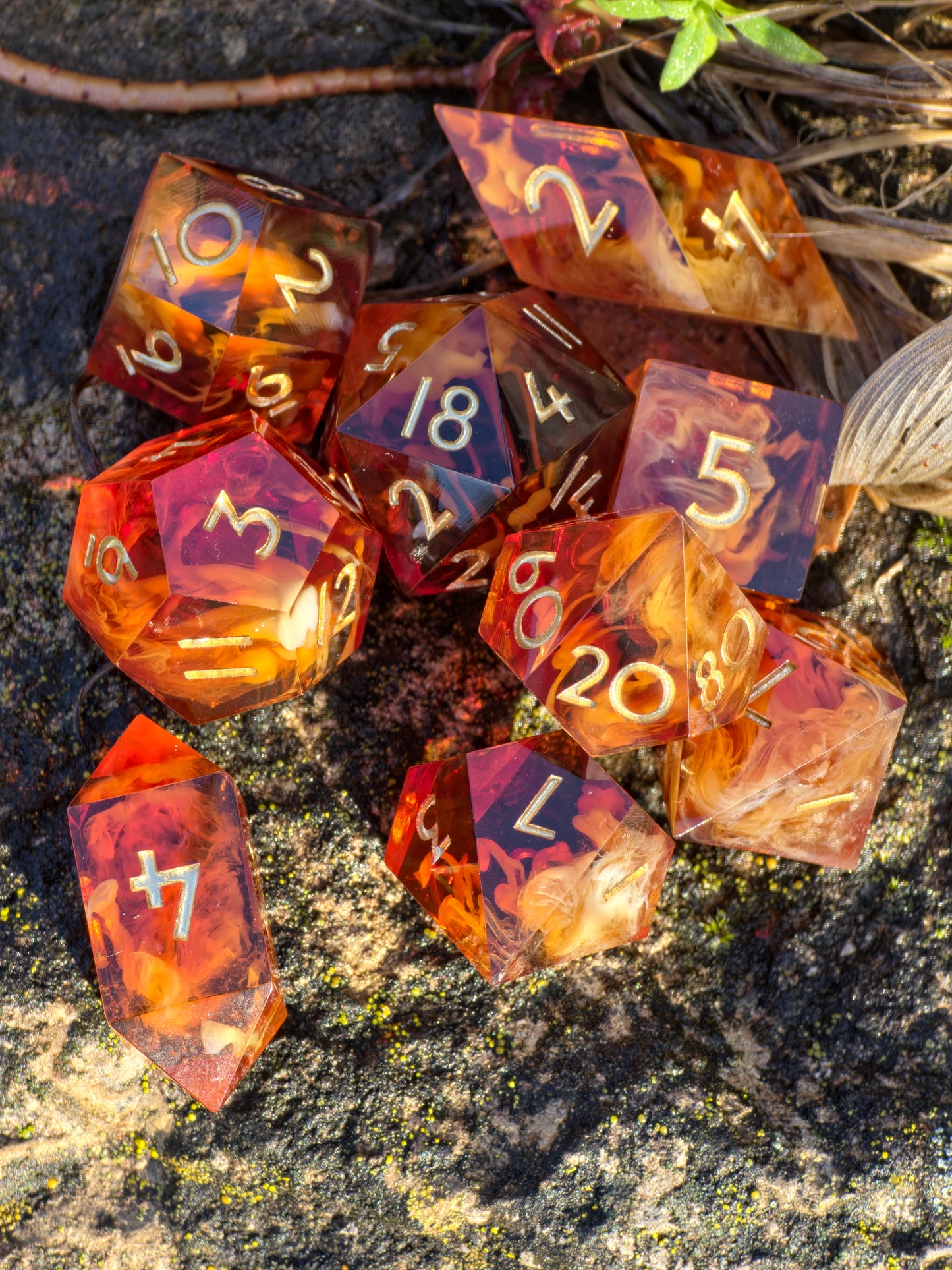 „Caramel Ember Nebula“ – warmes amber-karamellfarbenes polyedrisches Würfelset mit Cloud-Effekt und goldenen Zahlen.  
“Caramel Ember Nebula” – warm amber-caramel polyhedral dice set with cloud effect and gold numbers.