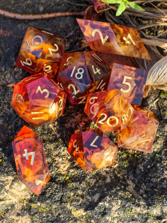 „Caramel Ember Nebula“ – warmes amber-karamellfarbenes polyedrisches Würfelset mit Cloud-Effekt und goldenen Zahlen.  
“Caramel Ember Nebula” – warm amber-caramel polyhedral dice set with cloud effect and gold numbers.