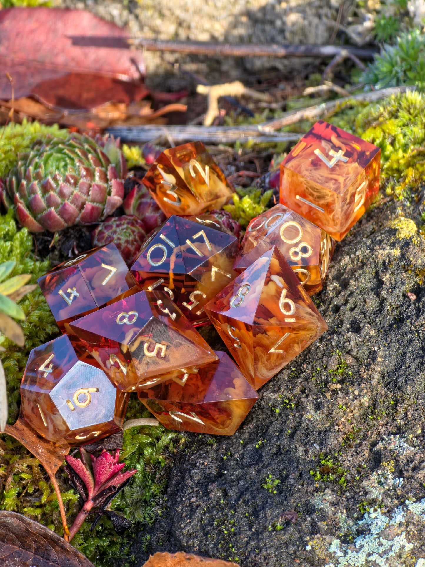 Outdoor-Aufnahme des „Caramel Ember Nebula“ – intensives Glühen, goldene Zahlen, lebendige Karamellfarbe.  
Outdoor shot of “Caramel Ember Nebula” – glowing amber tones, gold numbering, vivid caramel color.