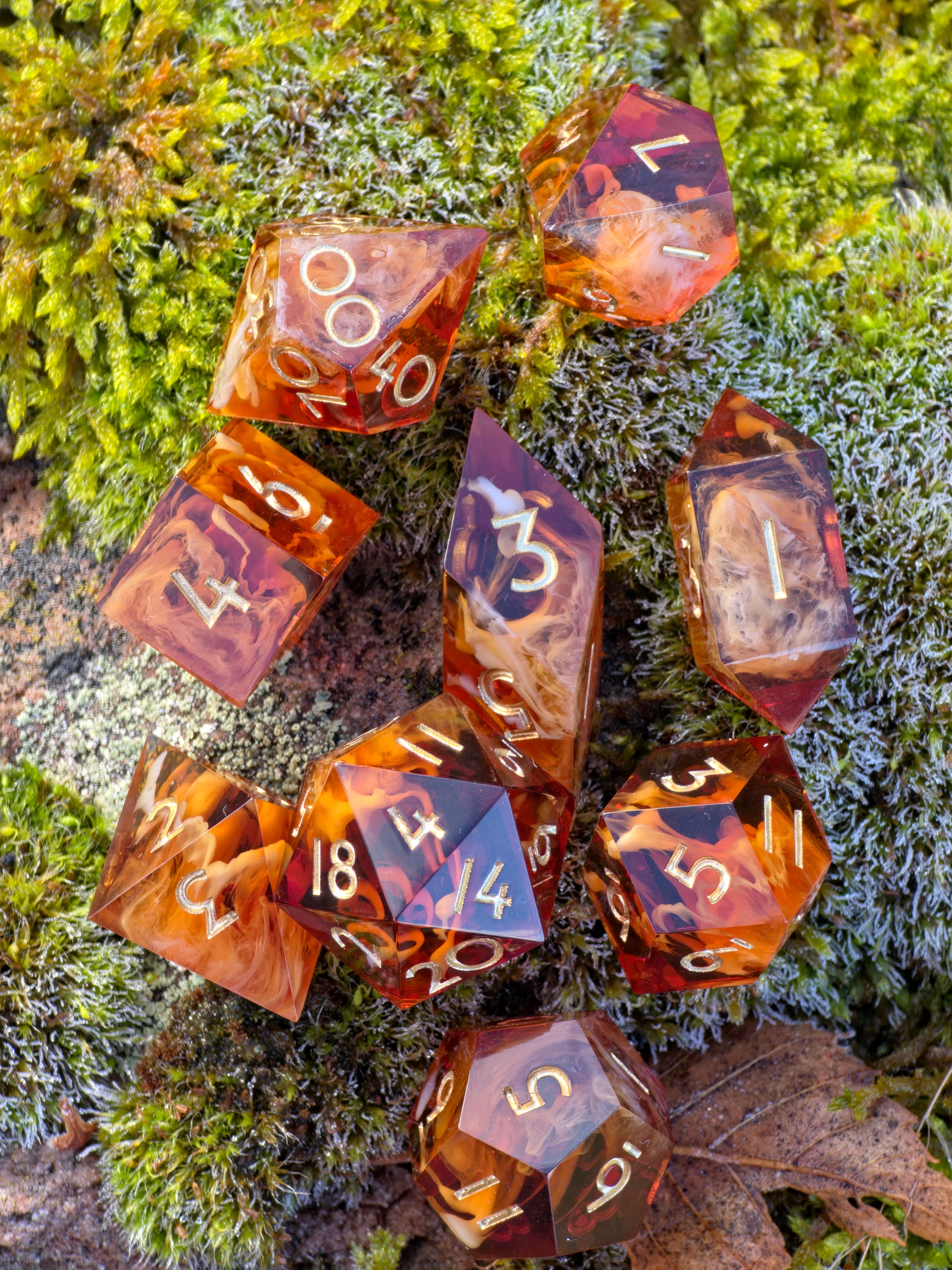 Top-View des kompletten „Caramel Ember Nebula“ Würfelsets in warmen Bernstein- und Karamellfarben.  
Top view of the full “Caramel Ember Nebula” dice set in warm amber and caramel tones.