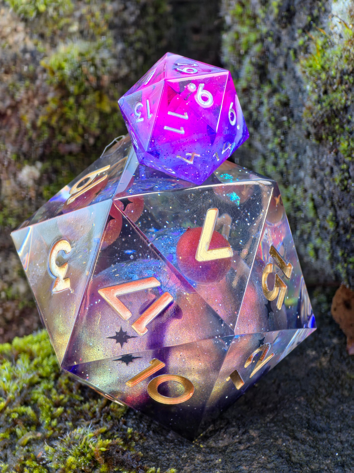 Makroaufnahme des XL „Celestial Sphere“ – große Planetenkugel mit gold-violettem Schimmer und Orbit-Partikeln.  
Macro shot of the XL “Celestial Sphere” – large planet sphere with gold-violet shimmer and orbit particles.