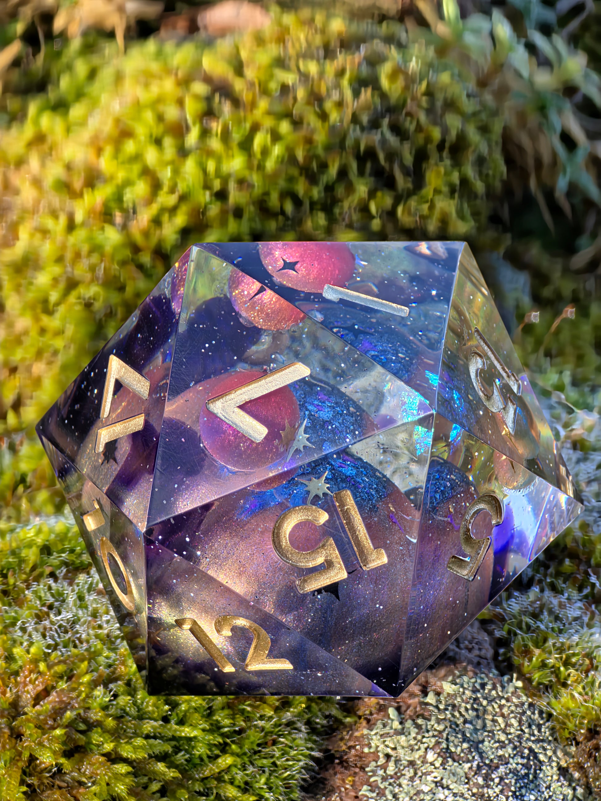 Detail der Facetten des „Celestial Sphere“ – klare Resinflächen reflektieren violett-goldene Galaxieeffekte.  
Detail of the “Celestial Sphere” facets – clear resin surfaces reflecting purple-gold galaxy effects.