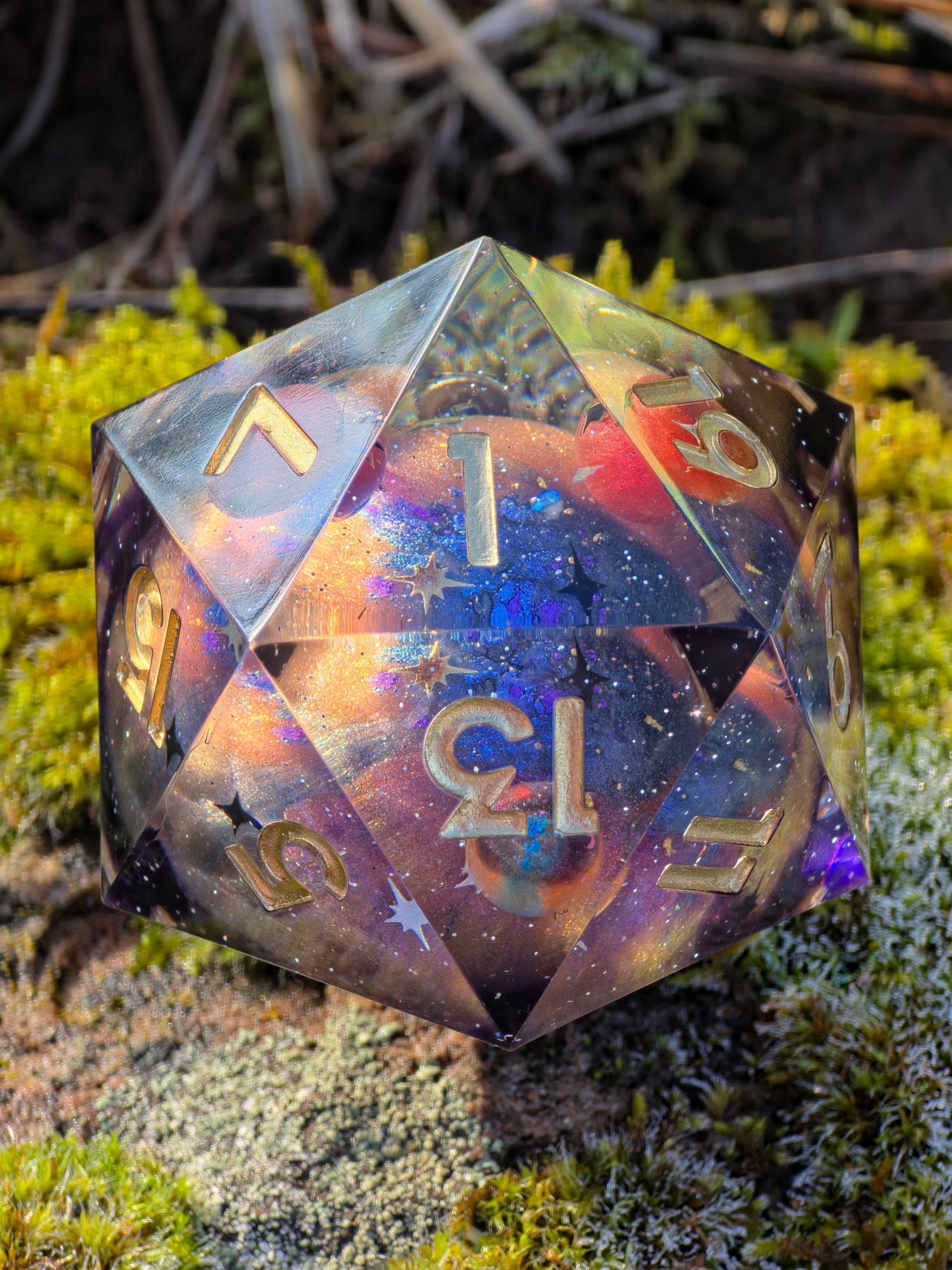 Seitliche Ansicht des XXL „Celestial Sphere“ – schwebende Planeten und funkelnde Nebelschichten im Inneren.  
Side view of the XXL “Celestial Sphere” – floating planets and shimmering nebula layers inside.