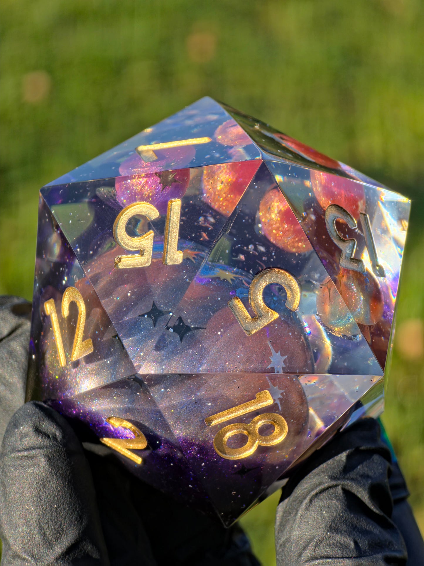 Vier Mini-Planeten im Inneren des „Celestial Sphere“ – handmodellierte Kugeln in mehreren Gießschichten.  
Four mini planets inside the “Celestial Sphere” – hand-sculpted spheres cast in multiple layers.