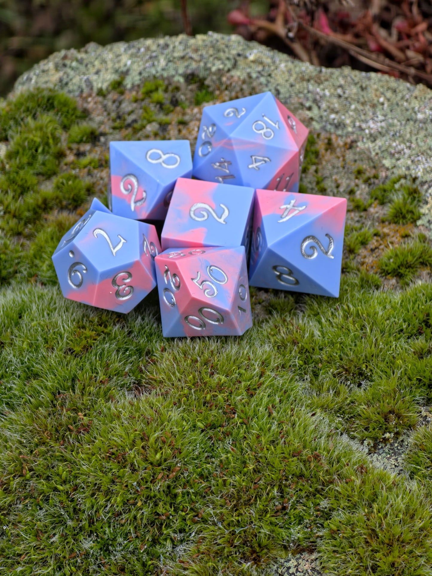 Detailaufnahme des „Cotton Candy Skies“ Würfelsets, pastellfarbene Resinwürfel mit weichem Übergang von Blau zu Rosé.  
Close-up of the “Cotton Candy Skies” dice set, pastel resin dice with smooth transition from blue to rose.
