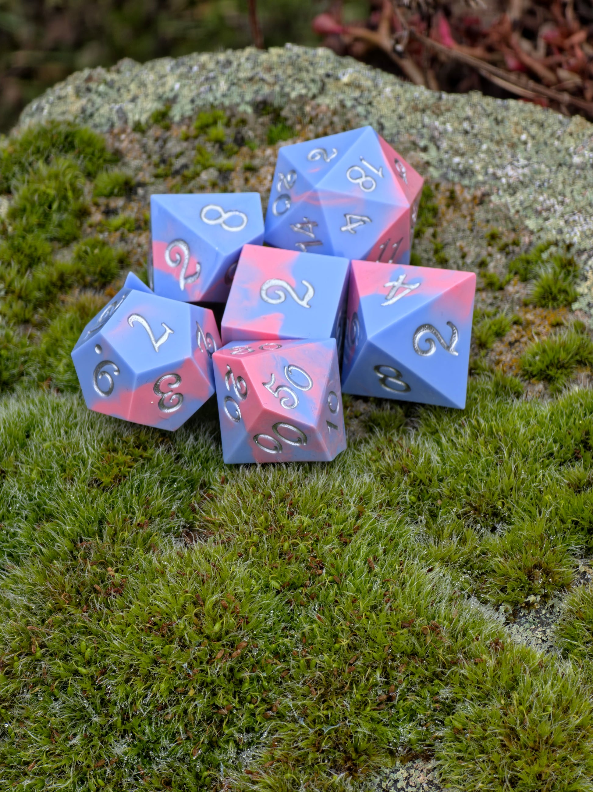 Detailaufnahme des „Cotton Candy Skies“ Würfelsets, pastellfarbene Resinwürfel mit weichem Übergang von Blau zu Rosé.  
Close-up of the “Cotton Candy Skies” dice set, pastel resin dice with smooth transition from blue to rose.