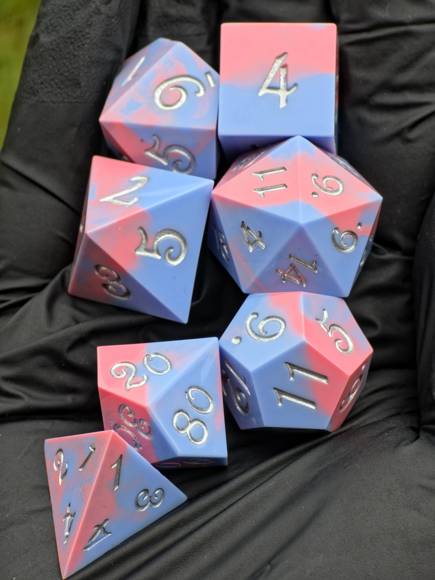 Galerieansicht des „Cotton Candy Skies“ DnD Würfelsets aus verschiedenen Perspektiven, weich und elegant.  
Gallery view of the “Cotton Candy Skies” DnD dice set from multiple angles, soft and elegant appearance.