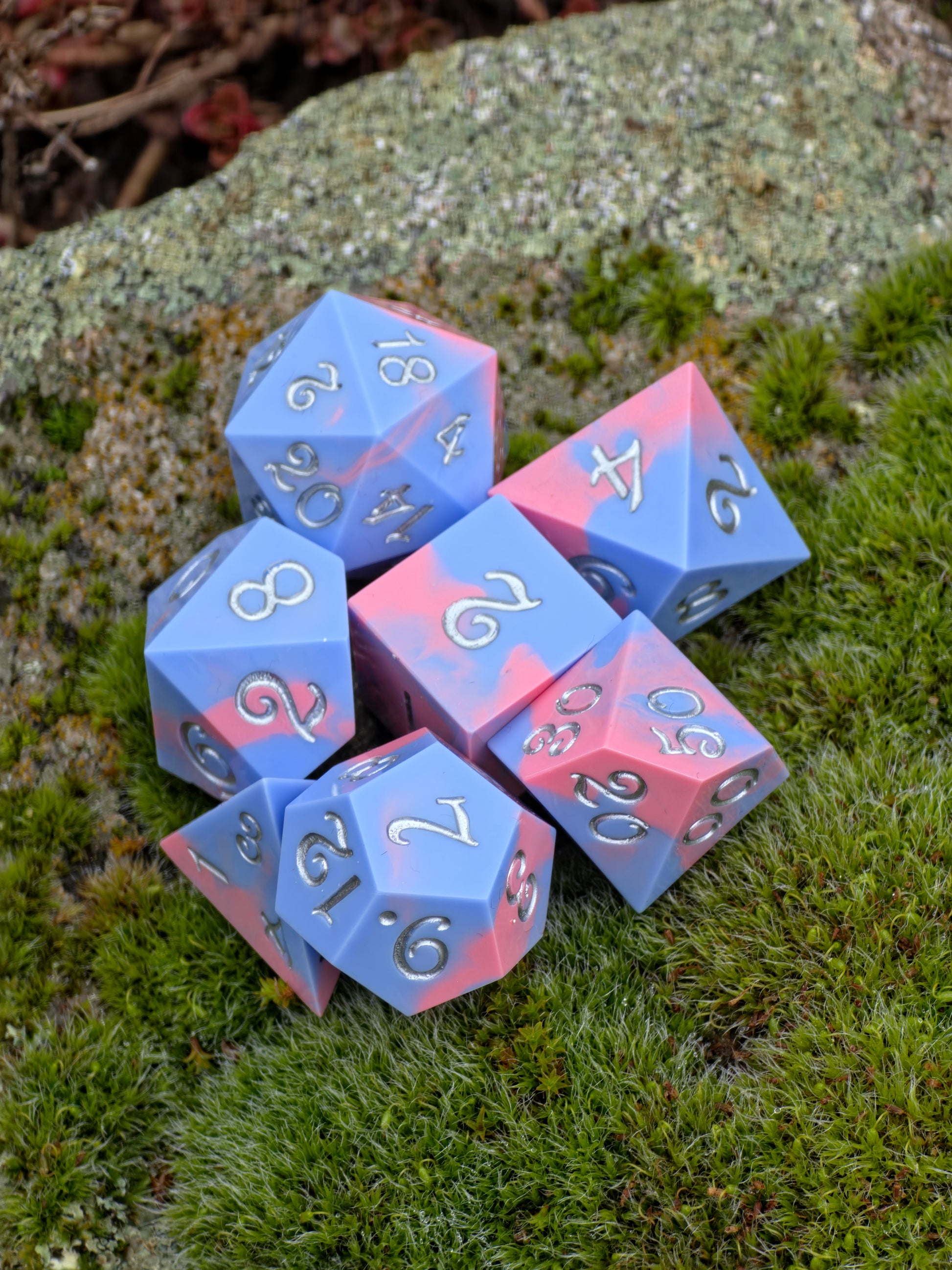 Handaufnahme des „Cotton Candy Skies“ DnD Würfelsets, zeigt Größe und Farbwirkung der pastellfarbenen Würfel.  
Hand shot of the “Cotton Candy Skies” DnD dice set, showing scale and pastel color appearance.