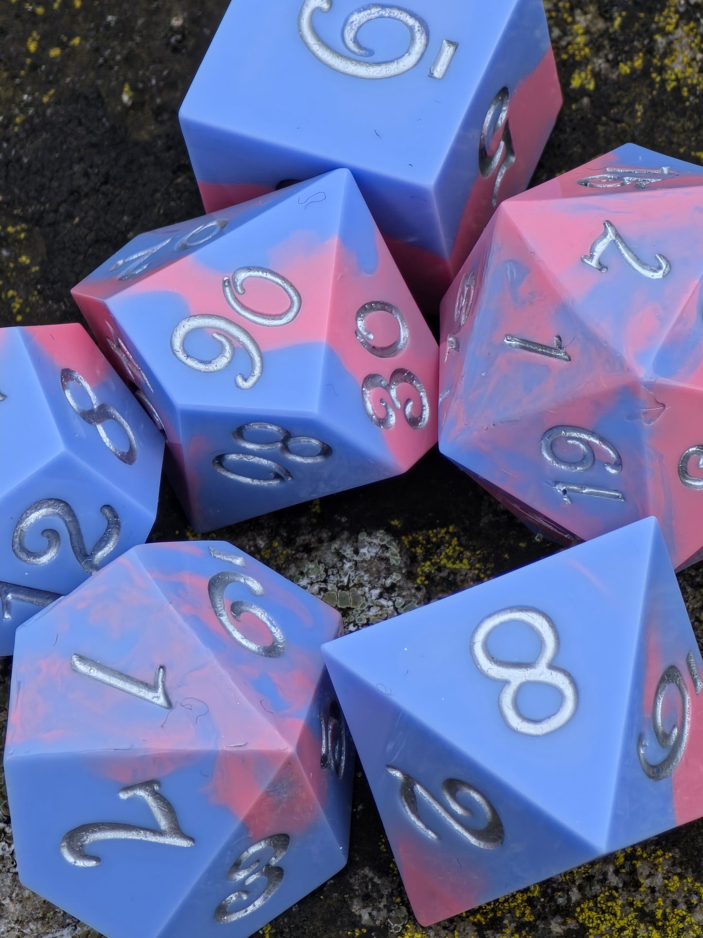 Cotton Candy Skies Würfelset im natürlichen Licht, sanfter Pastellverlauf erinnert an den Himmel bei Sonnenaufgang.  
Cotton Candy Skies dice set in natural light, soft pastel gradient reminiscent of a sunrise sky.