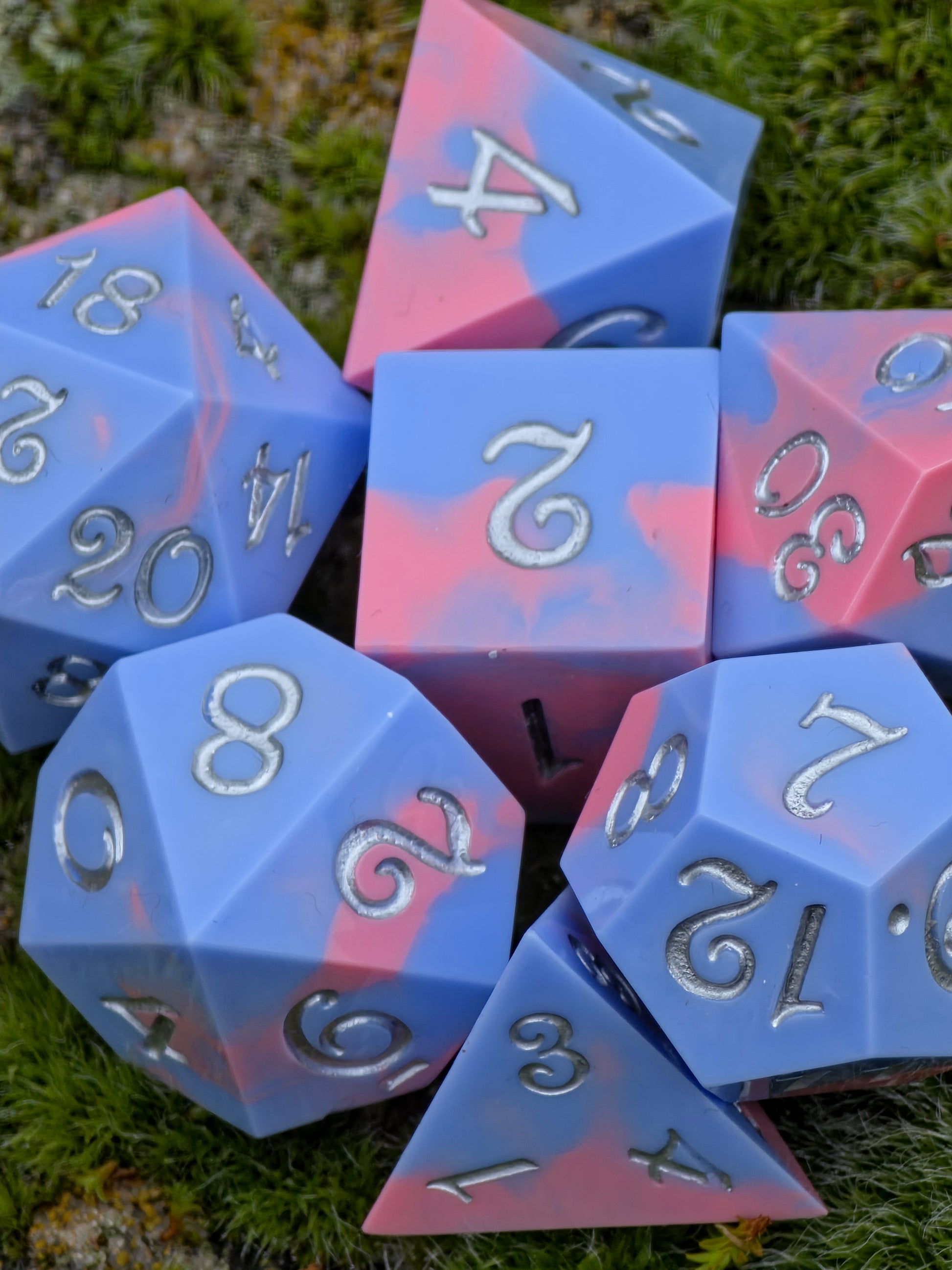 Cotton Candy Skies – handgemachtes DnD Würfelset in Pastellblau und Rosé mit sanftem Farbverlauf und silbernen Zahlen.  
Cotton Candy Skies– handmade DnD dice set in pastel blue and rose with soft color gradient and silver numbers.