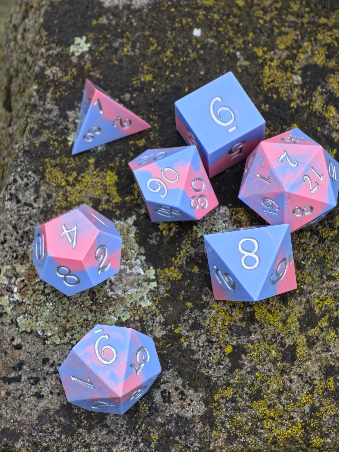 Polyedrisches „Cotton Candy Skies“ Würfelset mit allen Würfelformen, harmonische Pastellfarben und silberne Zahlen.  
Polyhedral “Cotton Candy Skies” dice set with all dice shapes, harmonious pastel colors and silver numbers.