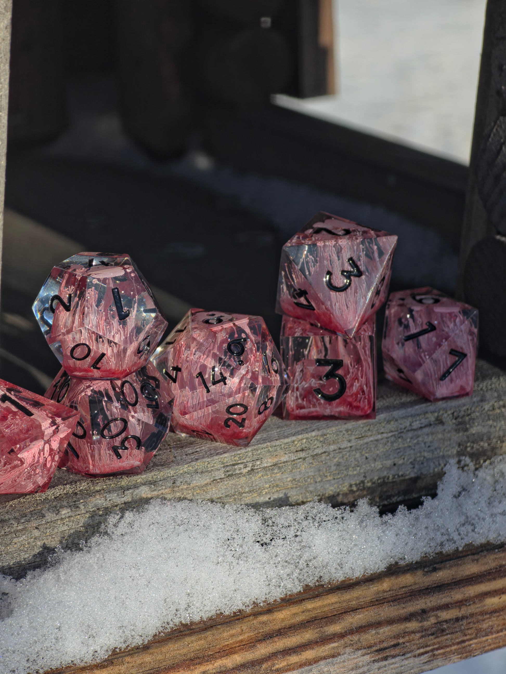 Übersicht des Crimson Bloom 7-teiligen polyedrischen Würfelsets für DnD und TTRPG.  
Overview of the Crimson Bloom 7-piece polyhedral dice set for DnD and TTRPG.