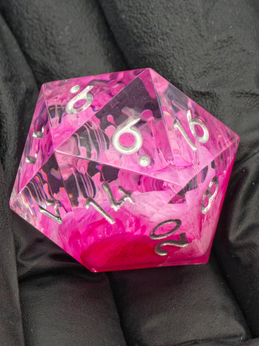 Crimson Bloom D20 – handgemachter pinker Resinwürfel mit Petri-Effekt und silbernen Zahlen im Hero-Shot.  
Crimson Bloom D20 – handmade pink resin die with petri effect and silver numbers in a hero shot.
