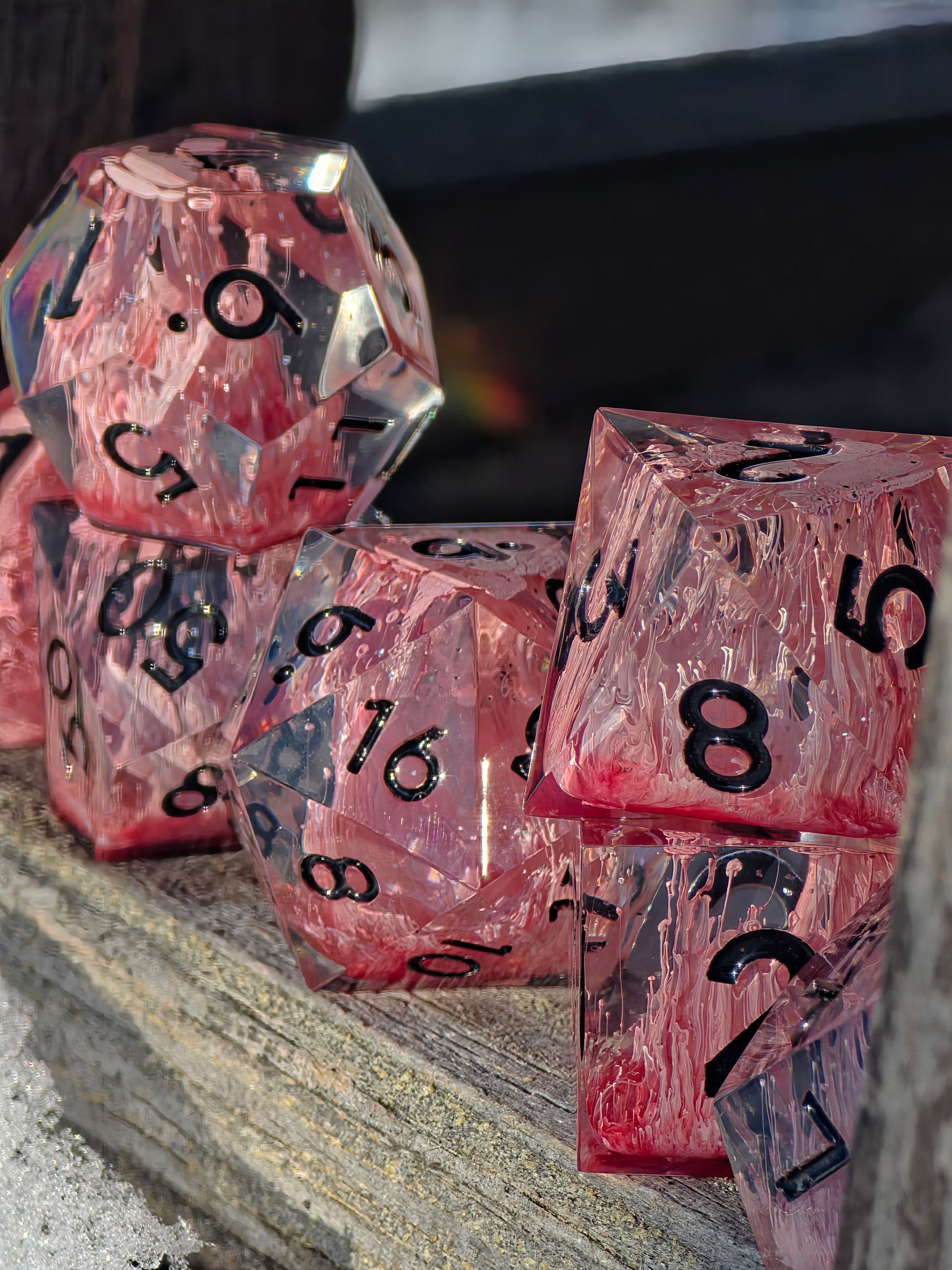 Crimson Bloom handgemachtes Resin Würfelset mit rotem und weißem Petri-Effekt, 7-teiliges polyedrisches DnD Würfelset.  
Crimson Bloom handmade resin dice set with red and white petri effect, 7-piece polyhedral DnD dice set.