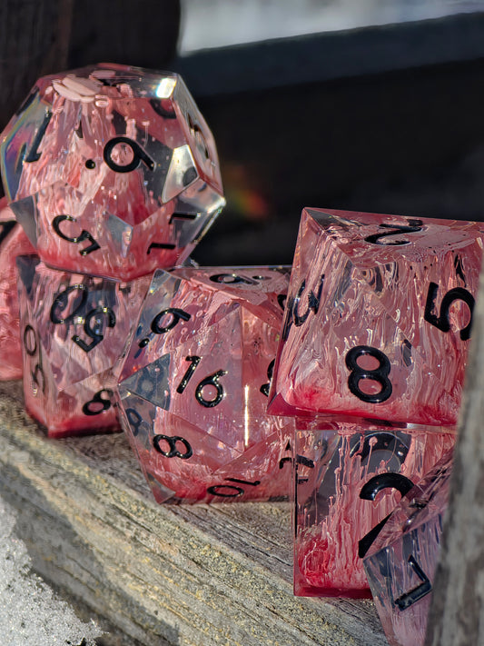 Crimson Bloom handgemachtes Resin Würfelset mit rotem und weißem Petri-Effekt, 7-teiliges polyedrisches DnD Würfelset.  
Crimson Bloom handmade resin dice set with red and white petri effect, 7-piece polyhedral DnD dice set.