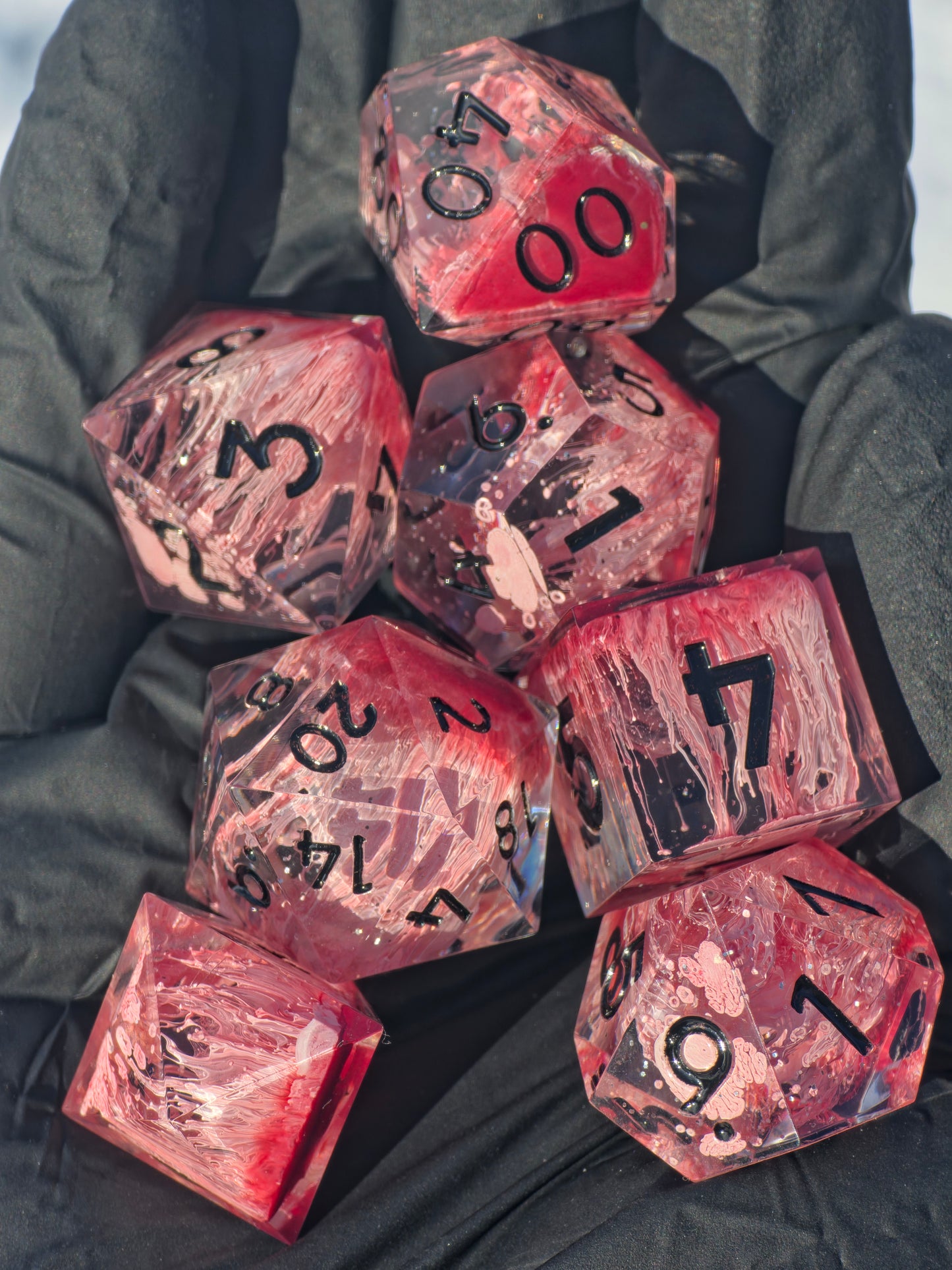 Crimson Bloom Würfelset in Bewegung zur Darstellung von Tiefe, Farbe und Petri-Effekt.  
Crimson Bloom dice set in motion showing depth, color, and petri effect.