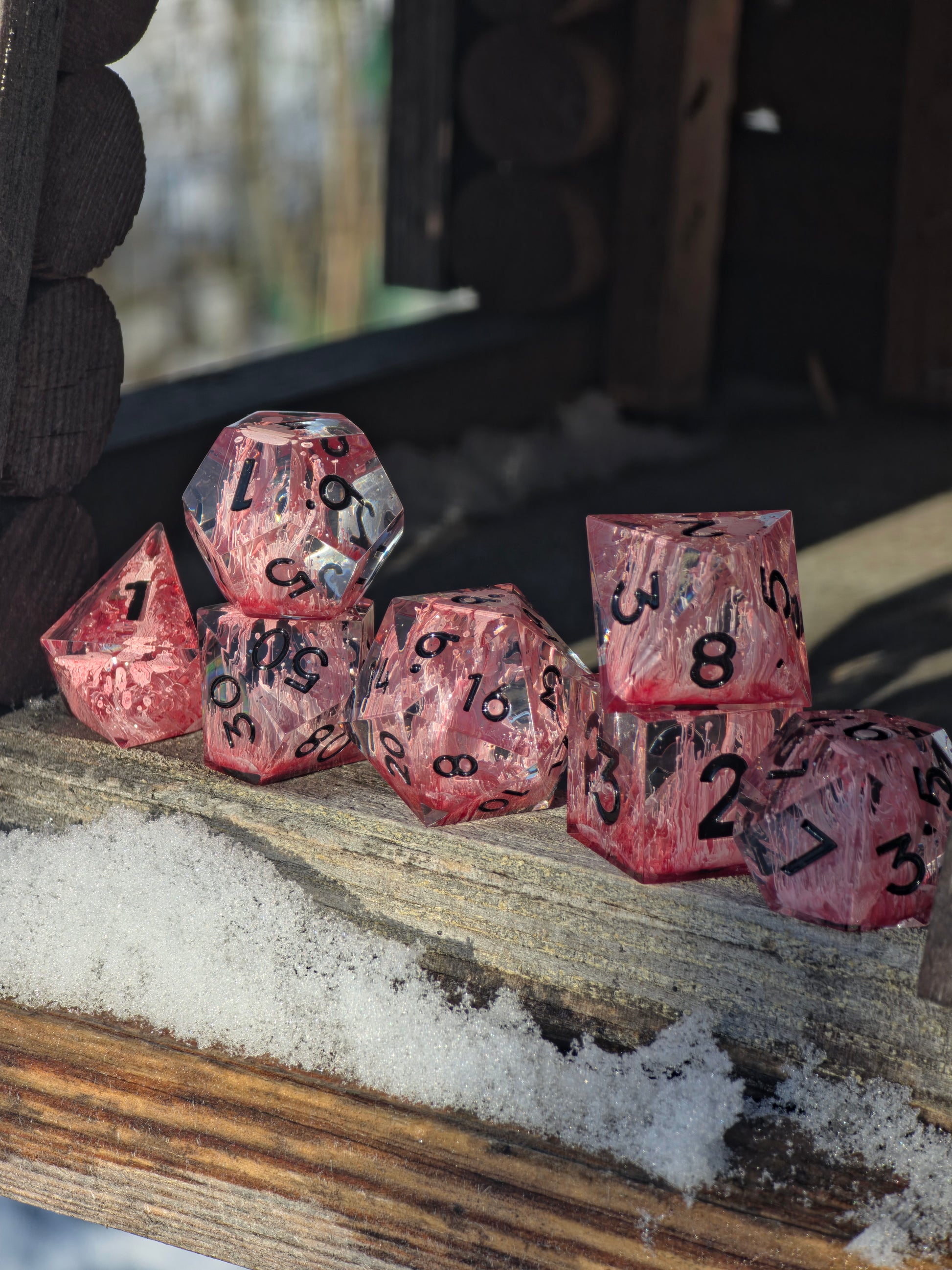 Detailansicht des roten und weißen Petri-Effekts im Crimson Bloom Würfelset mit organischen Strukturen.  
Close-up of the red and white petri effect in the Crimson Bloom dice set with organic structures.