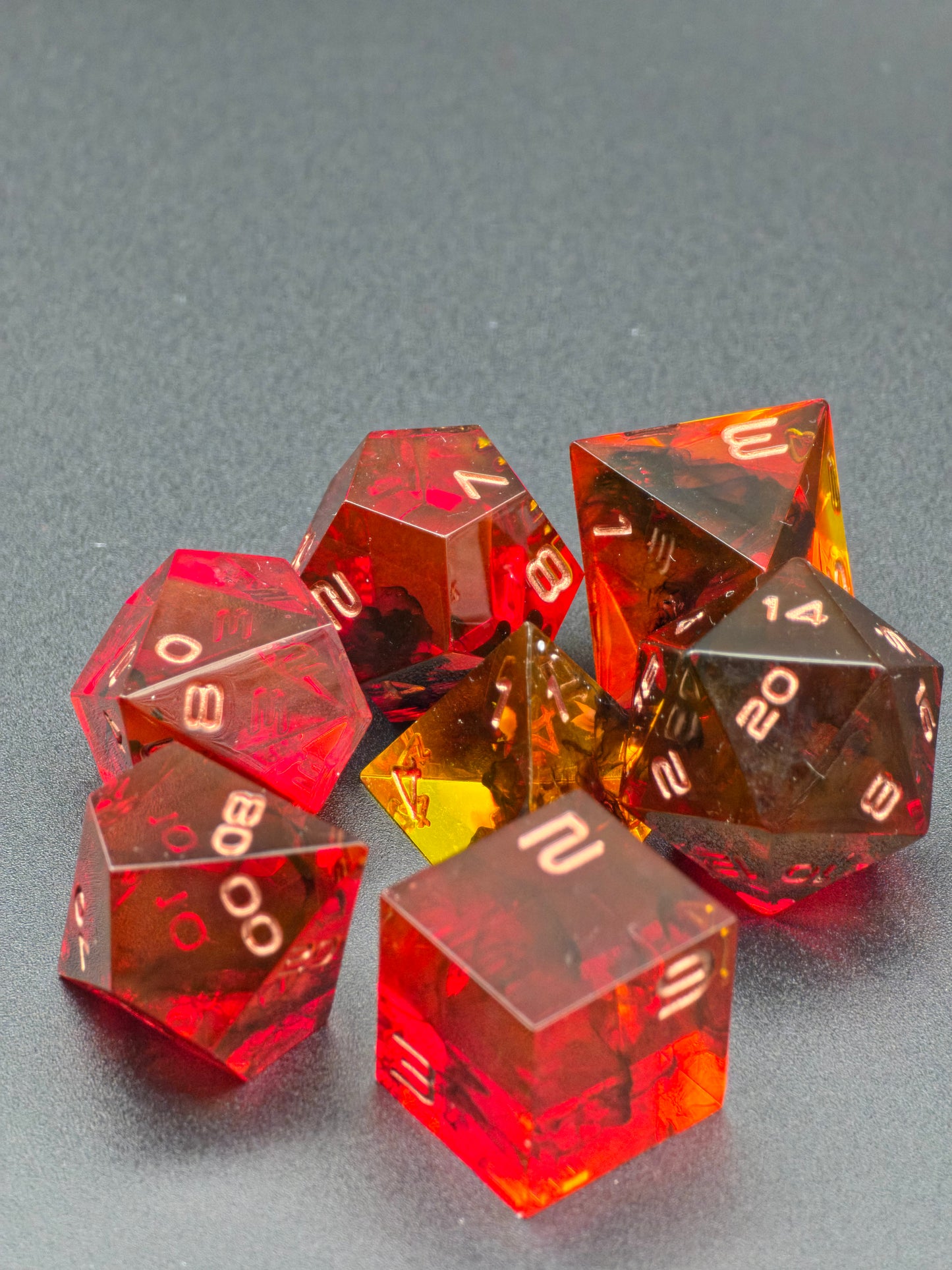 Detailaufnahme der Zahlen und Farbverläufe im „Crimson Emberflow“ DnD Würfelset.  
Detail shot of the numbers and color gradients in the “Crimson Emberflow” DnD dice set.