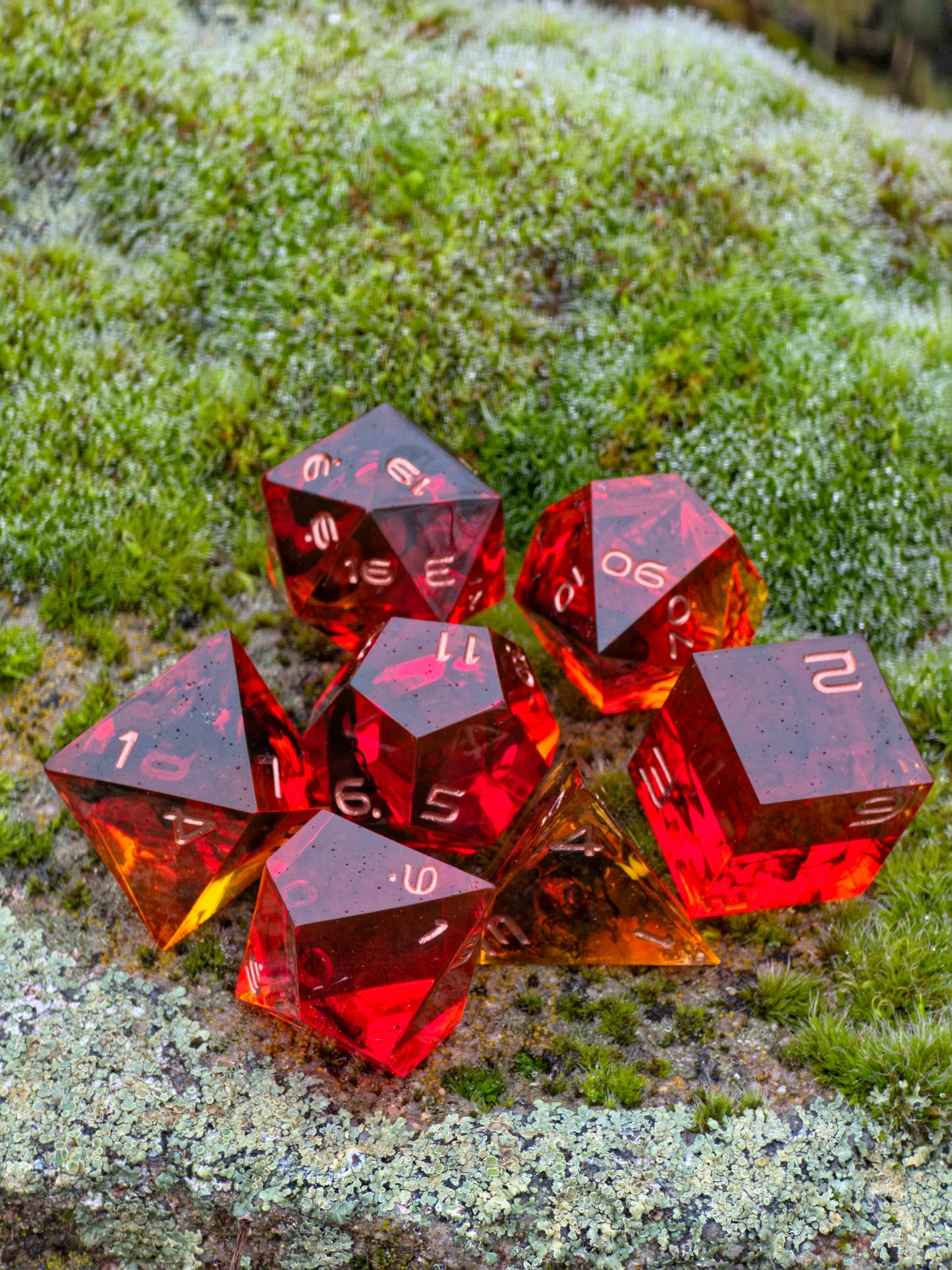Galerieansicht des „Crimson Emberflow“ DnD Würfelsets aus mehreren Perspektiven.  
Gallery view of the “Crimson Emberflow” DnD dice set from multiple angles.