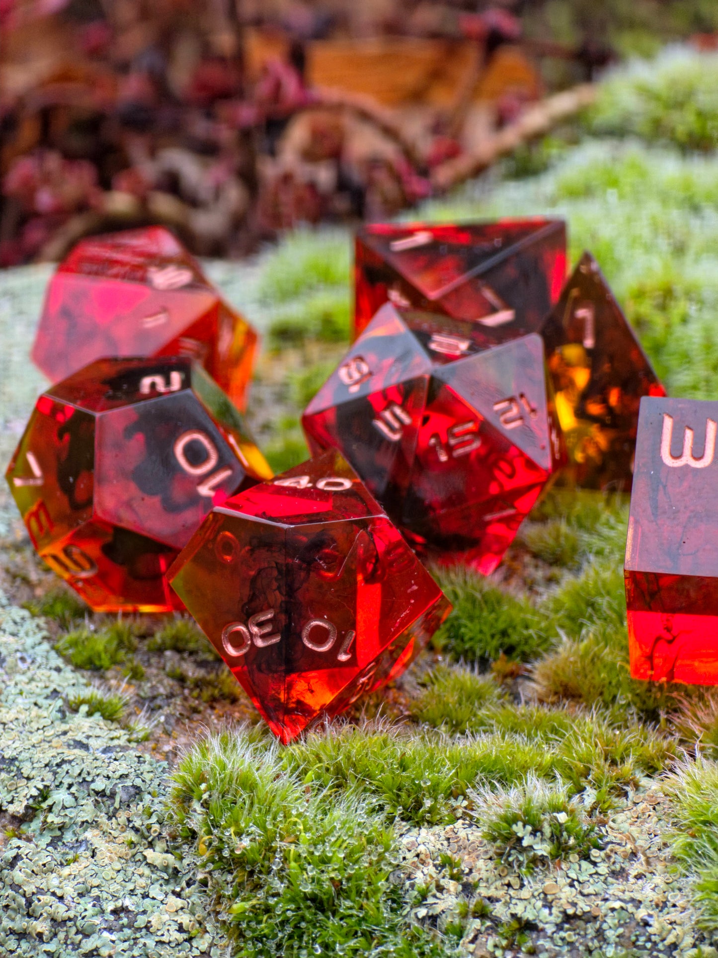 Crimson Emberflow – handgemachtes DnD Würfelset in Feuerrot und Bernstein mit Magma-Effekt aus Resin.  
Crimson Emberflow – handmade DnD dice set in fiery red and amber tones with a magma resin effect.