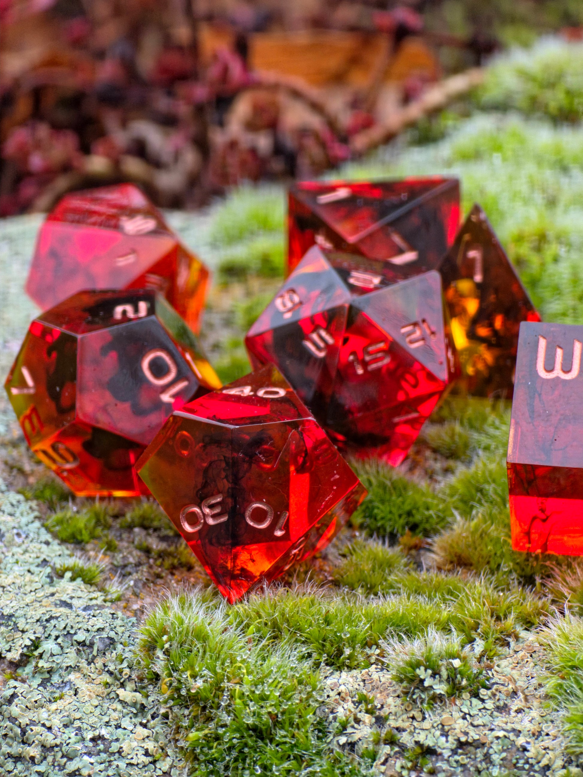 Crimson Emberflow – handgemachtes DnD Würfelset in Feuerrot und Bernstein mit Magma-Effekt aus Resin.  
Crimson Emberflow – handmade DnD dice set in fiery red and amber tones with a magma resin effect.