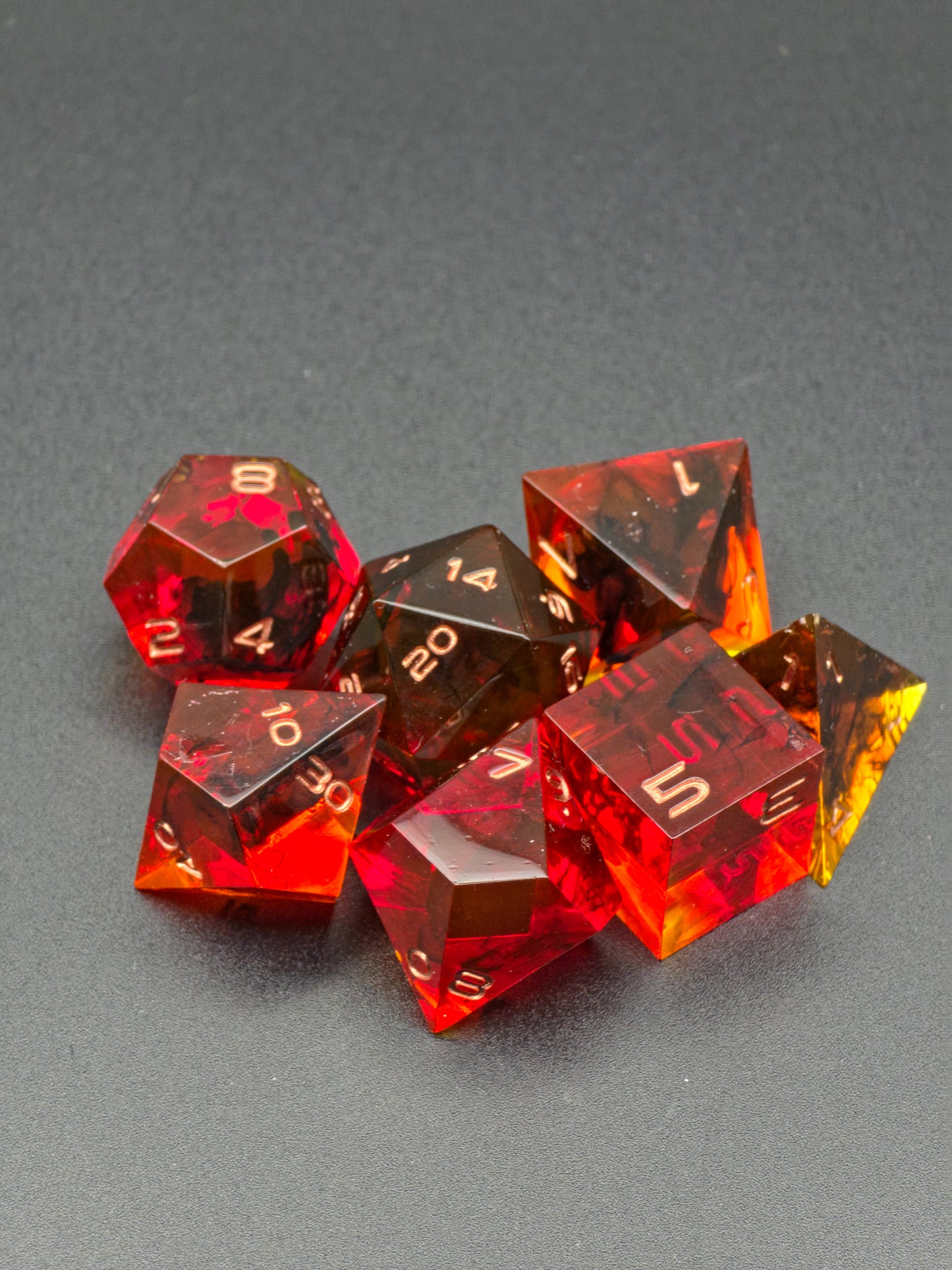 Nahaufnahme des Magma-Effekts im Crimson Emberflow Resin Dice Set für DnD und TTRPG.  
Close-up of the magma effect in the Crimson Emberflow resin dice set for DnD and TTRPG.