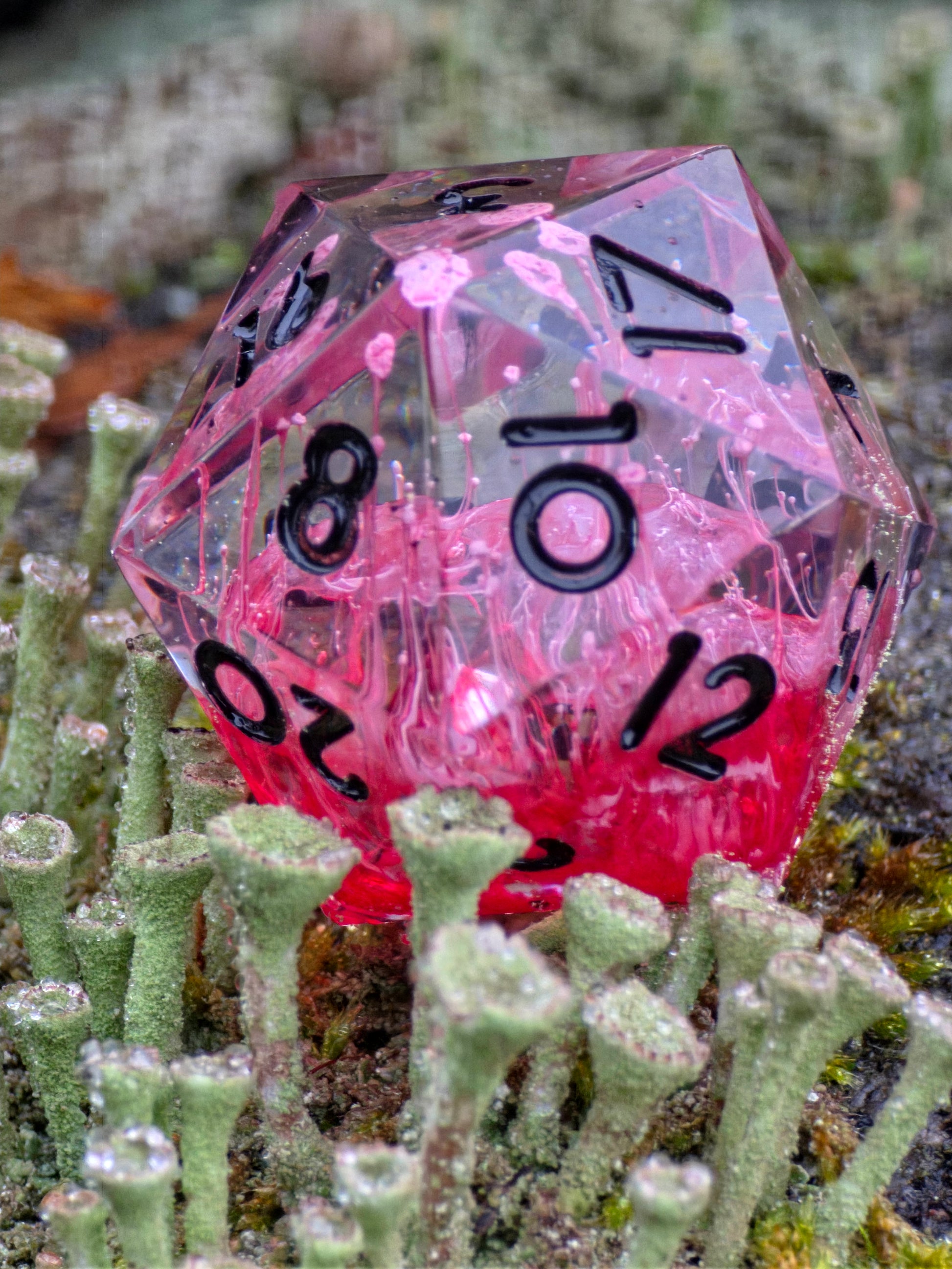 Crimson Veins einzelner D20 Würfel mit Petri-Effekt in Blutrot und klarem Resin für DnD und TTRPG.  
Crimson Veins single D20 dice with petri effect in blood red and clear resin for DnD and TTRPG.