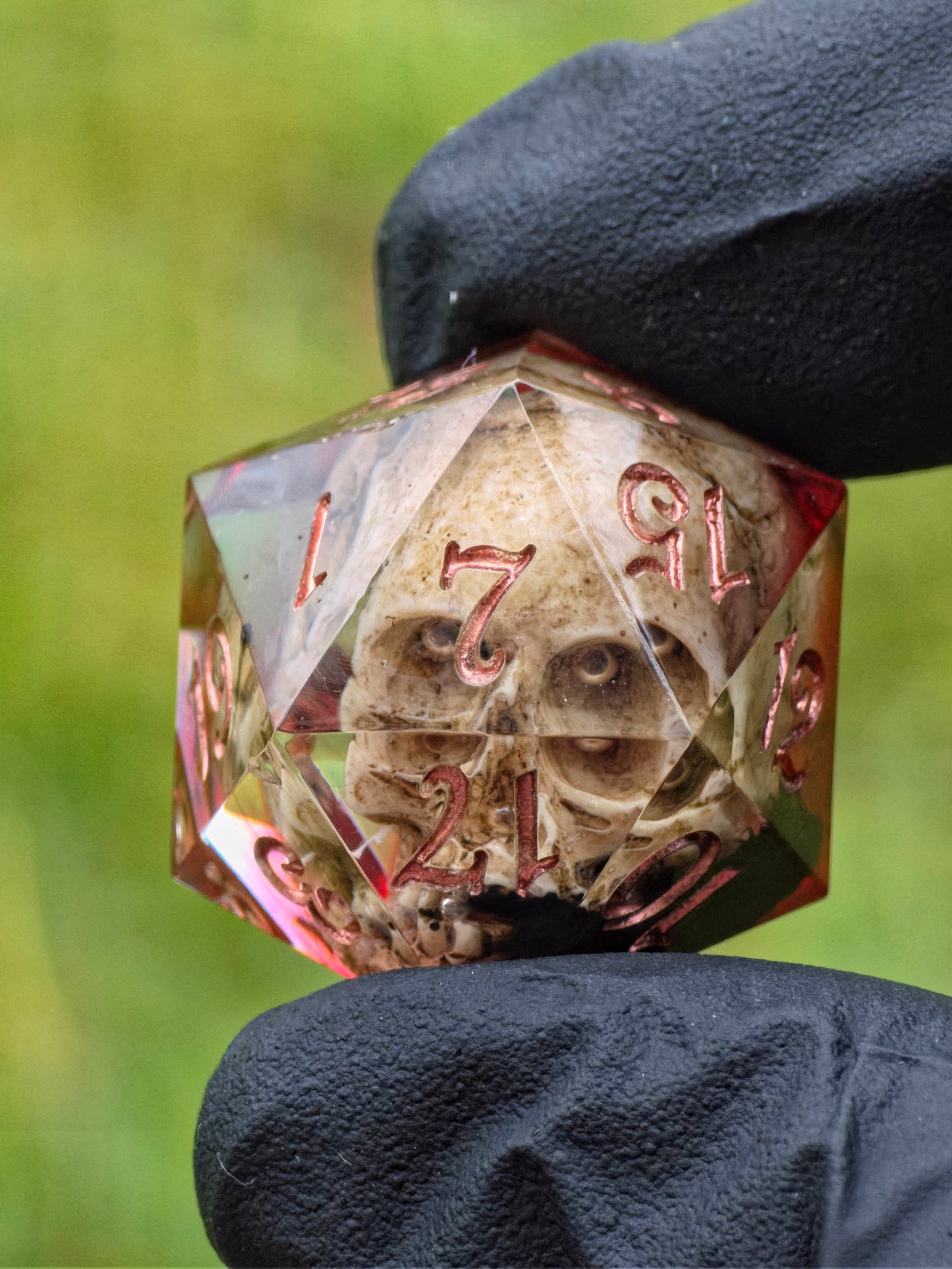 Galerieansicht des „Ember Relic“ DnD Würfelsets aus verschiedenen Perspektiven.  
Gallery view of the “Ember Relic” DnD dice set from multiple angles.