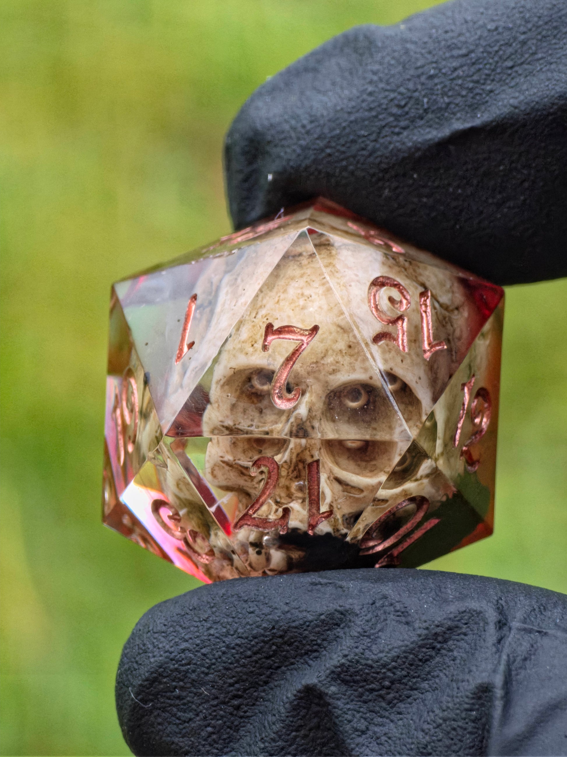 Galerieansicht des „Ember Relic“ DnD Würfelsets aus verschiedenen Perspektiven.  
Gallery view of the “Ember Relic” DnD dice set from multiple angles.