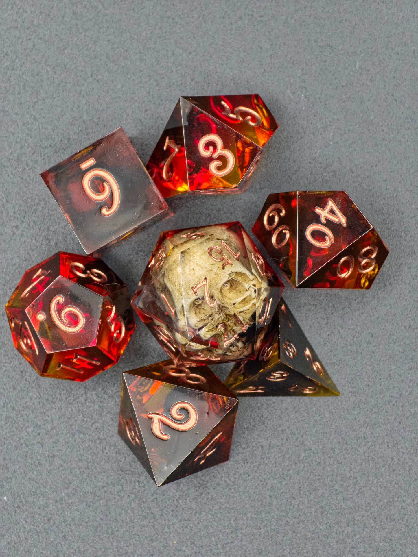 Polyedrisches „Ember Relic“ Würfelset mit allen Würfelformen, Dark Fantasy Resin Dice für DnD.  
Polyhedral “Ember Relic” dice set with all dice shapes, dark fantasy resin dice for DnD.