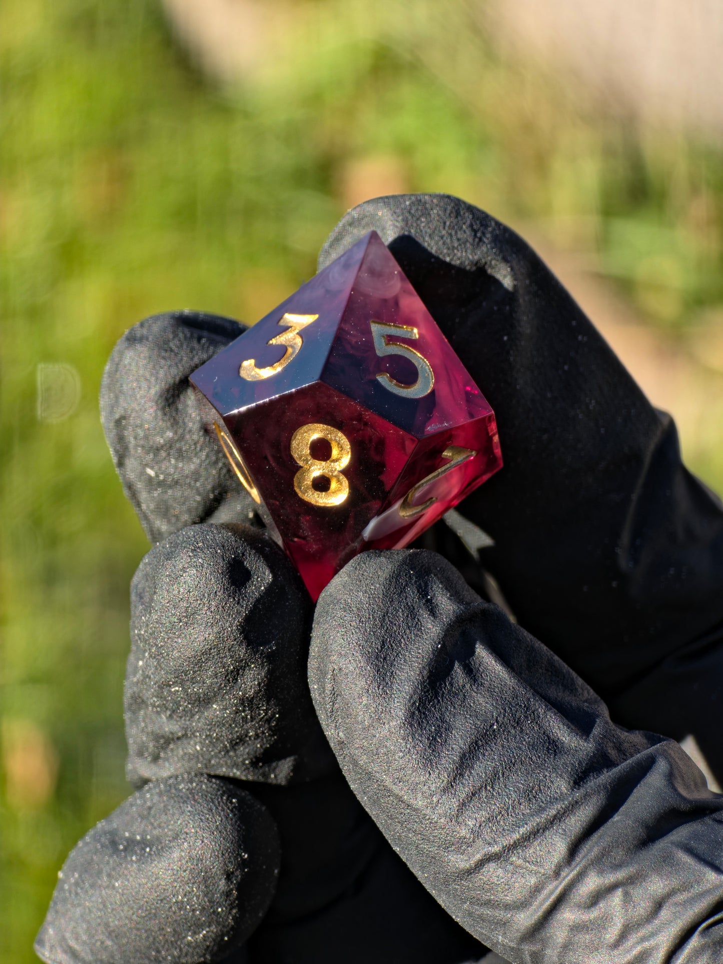 Detailaufnahme des „Espresso Cream Nebula“ – cremiger Nebelswirl im transparenten Dunkelbraun.  
Detail shot of the “Espresso Cream Nebula” – creamy cloud swirl inside deep brown resin.