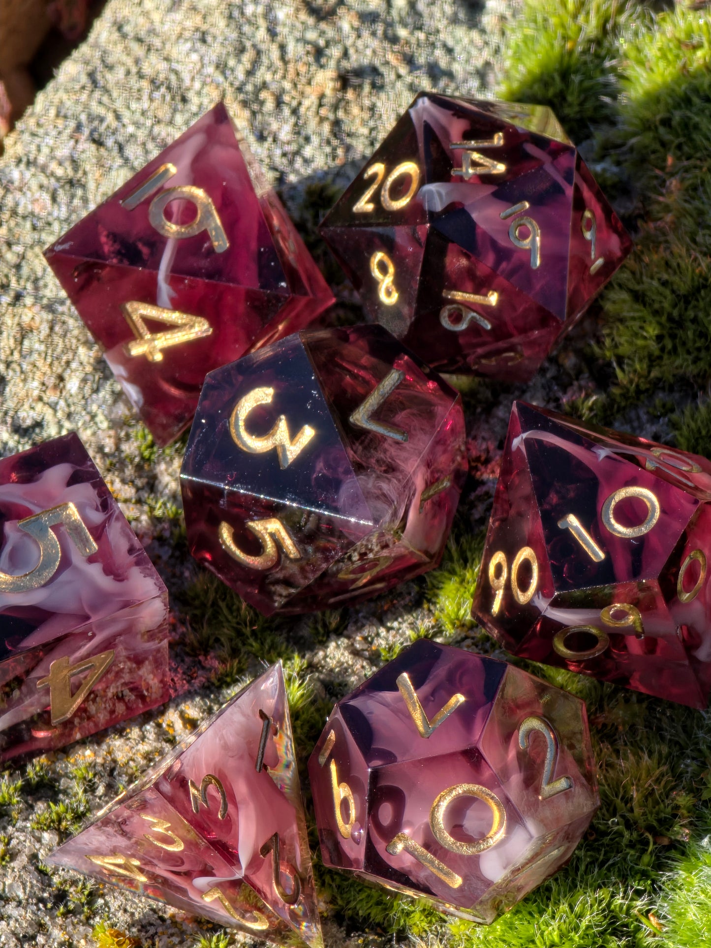 „Espresso Cream Nebula“ DnD Würfelset – dunkelbraun-bordeaux Resinwürfel mit goldenem Nebel-Effekt.  
“Espresso Cream Nebula” DnD dice set – dark brown and bordeaux resin dice with golden cloud effect.