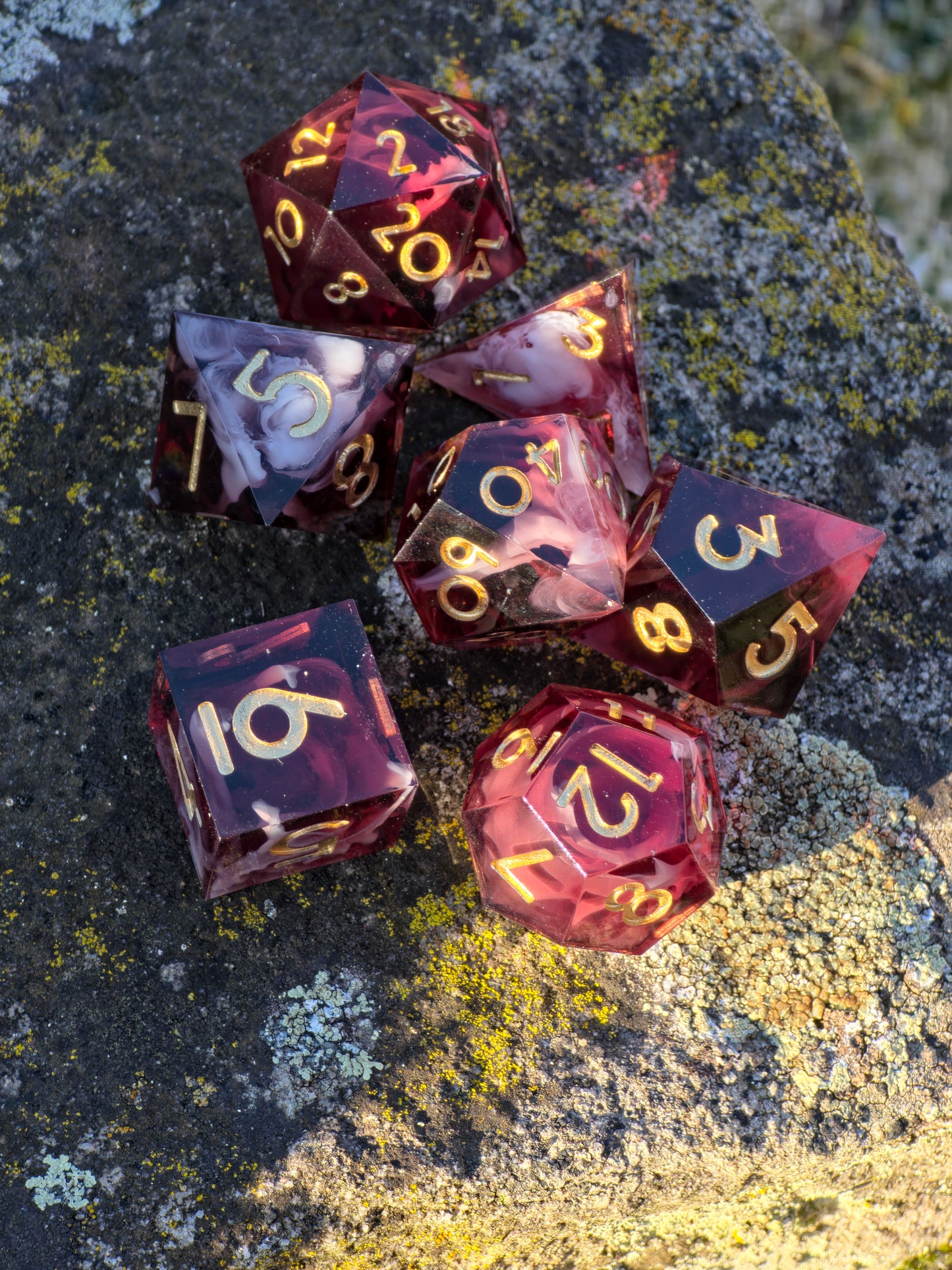 „Espresso Cream Nebula“ – Resinwürfel im Bordeaux-Braun mit goldenem Cloud-Effekt auf natürlichem Hintergrund.  
“Espresso Cream Nebula” – bordeaux-brown resin dice with golden cloud effect on natural background.