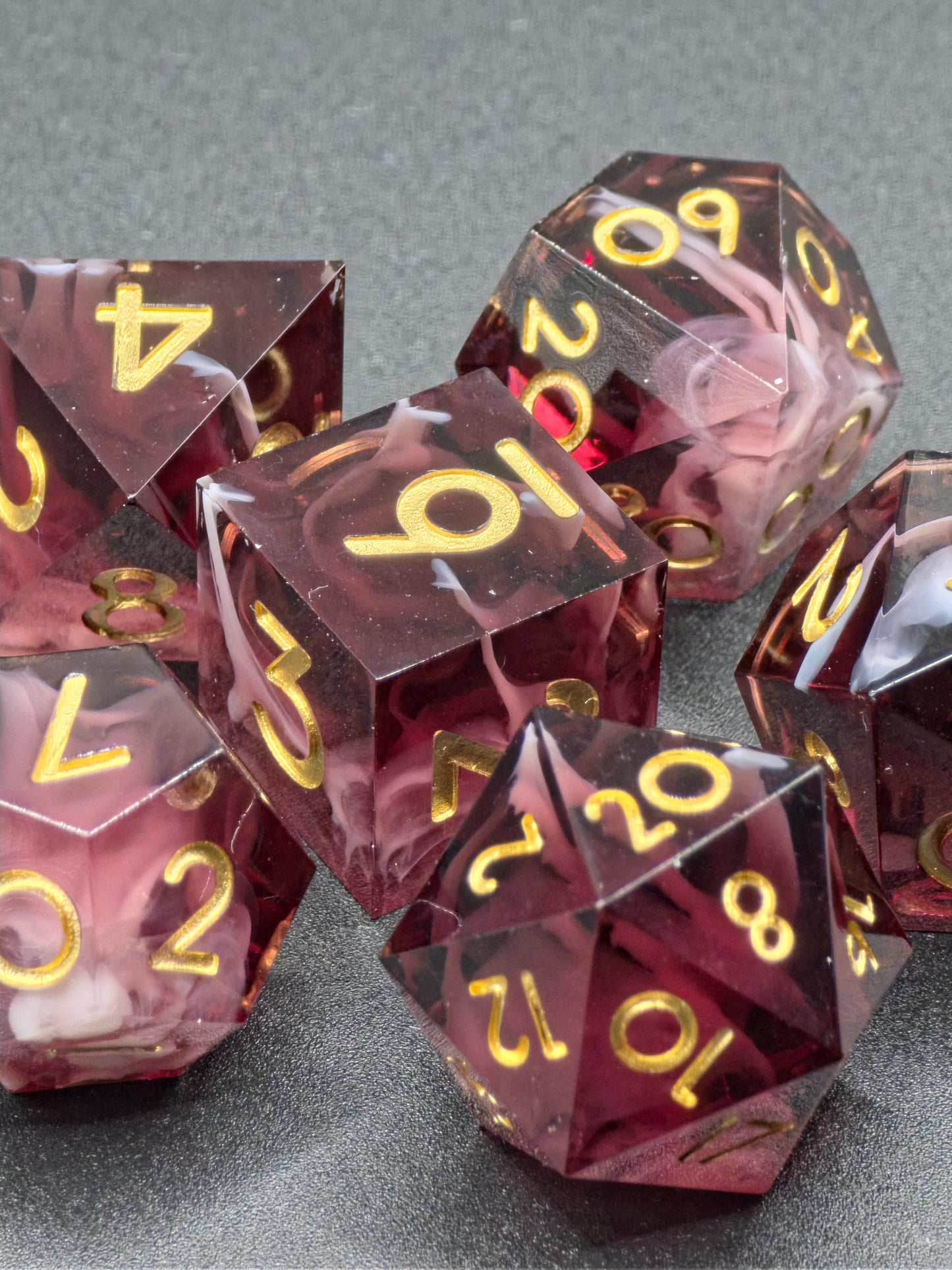 Studioaufnahme des „Espresso Cream Nebula“ Würfelsets – klare Kanten, goldene Zahlen, cremiger Swirl.  
Studio shot of the “Espresso Cream Nebula” dice set – sharp edges, gold numbers, creamy swirl pattern.