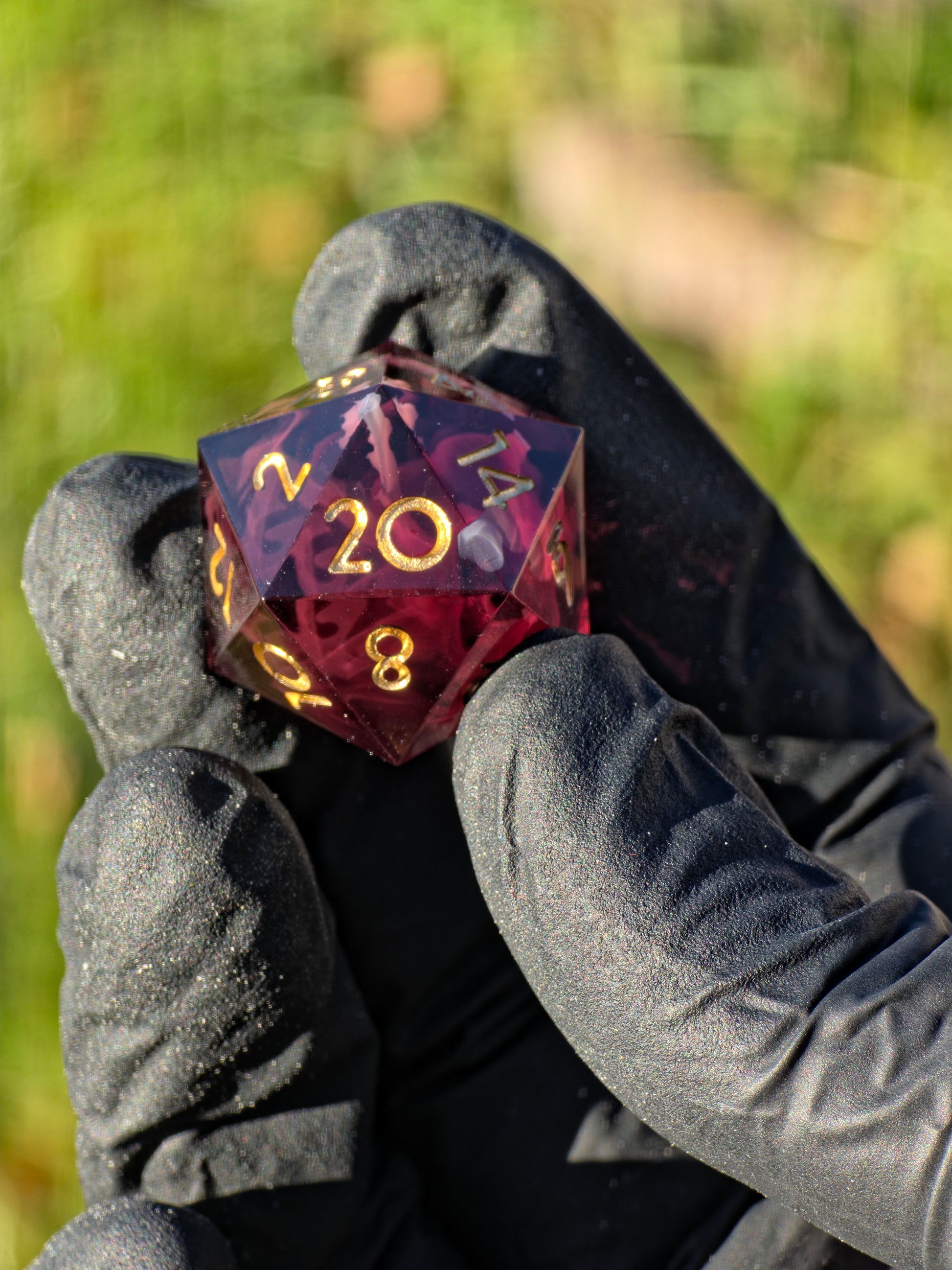 „Espresso Cream Nebula“ Würfelset aus der Vogelperspektive – goldene Ziffern und bordeauxfarbene Basis.  
“Espresso Cream Nebula” dice set top view – gold numbers and bordeaux base resin.