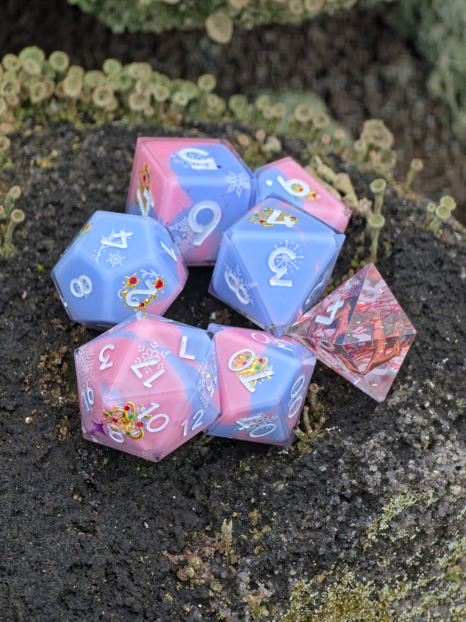 Übersicht des Frosted Stag 7-teiligen polyedrischen Würfelsets für DnD und TTRPG.  
Overview of the Frosted Stag 7-piece polyhedral dice set for DnD and TTRPG.
