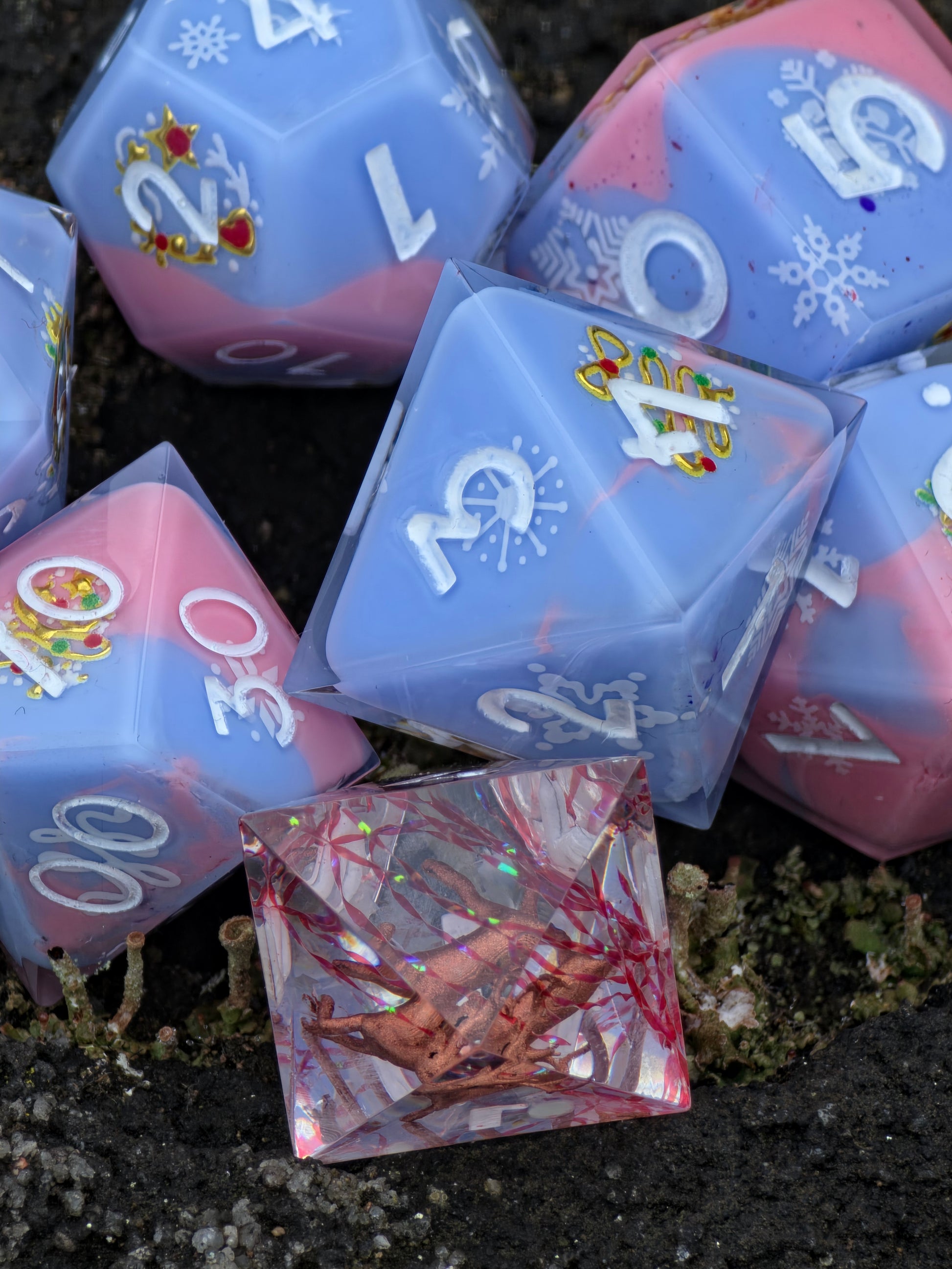 Frosted Stag handgemachtes Weihnachts DnD Würfelset in Pastellblau und Rosé, 7-teiliges Resin Dice Set.  
Frosted Stag handmade Christmas DnD dice set in pastel blue and pink, 7-piece resin dice set.
