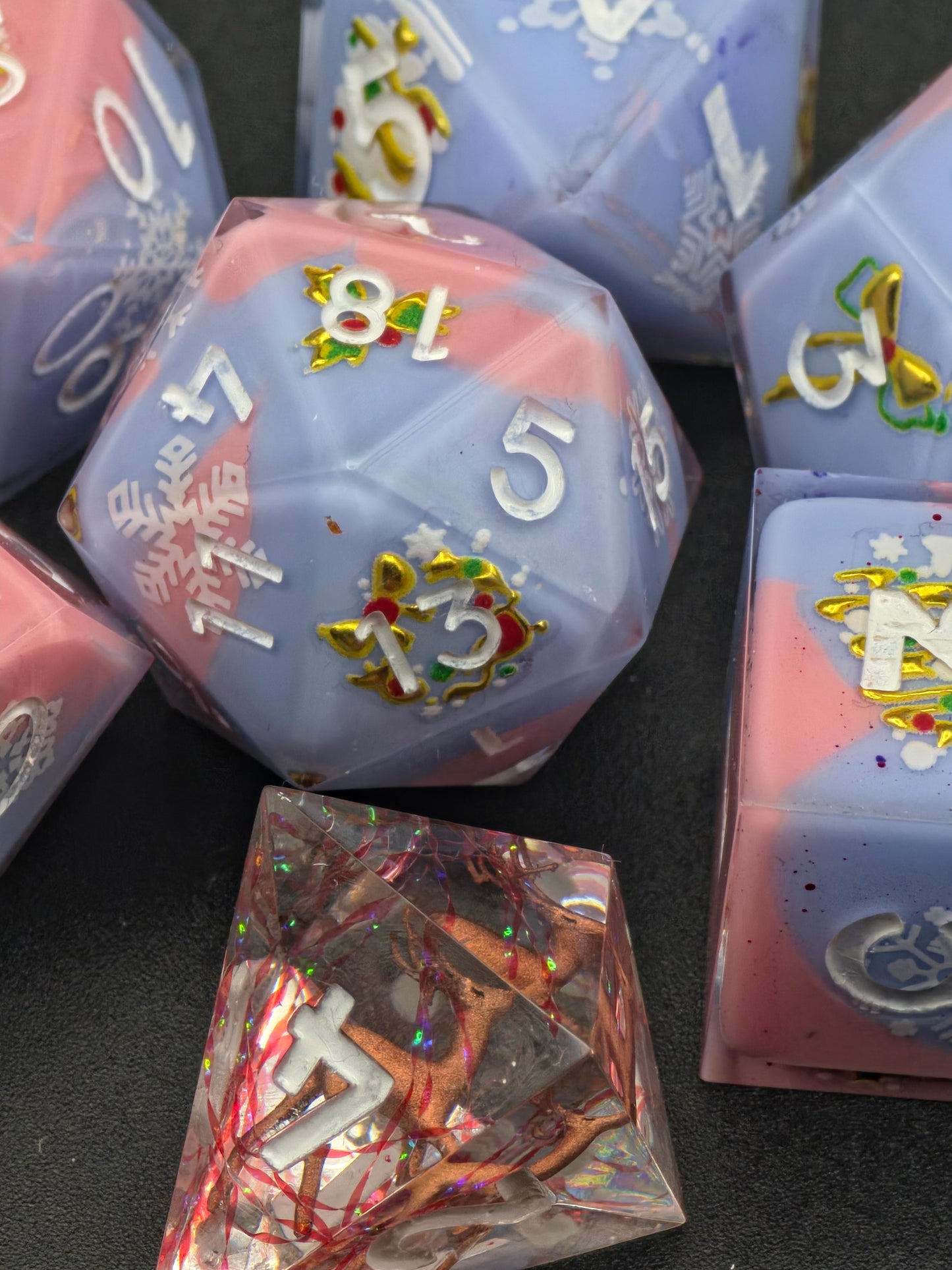 Detailansicht der Zahlen und pastelligen Farbflächen des Frosted Stag Würfelsets.  
Close-up view of the numbers and pastel surfaces of the Frosted Stag dice set.