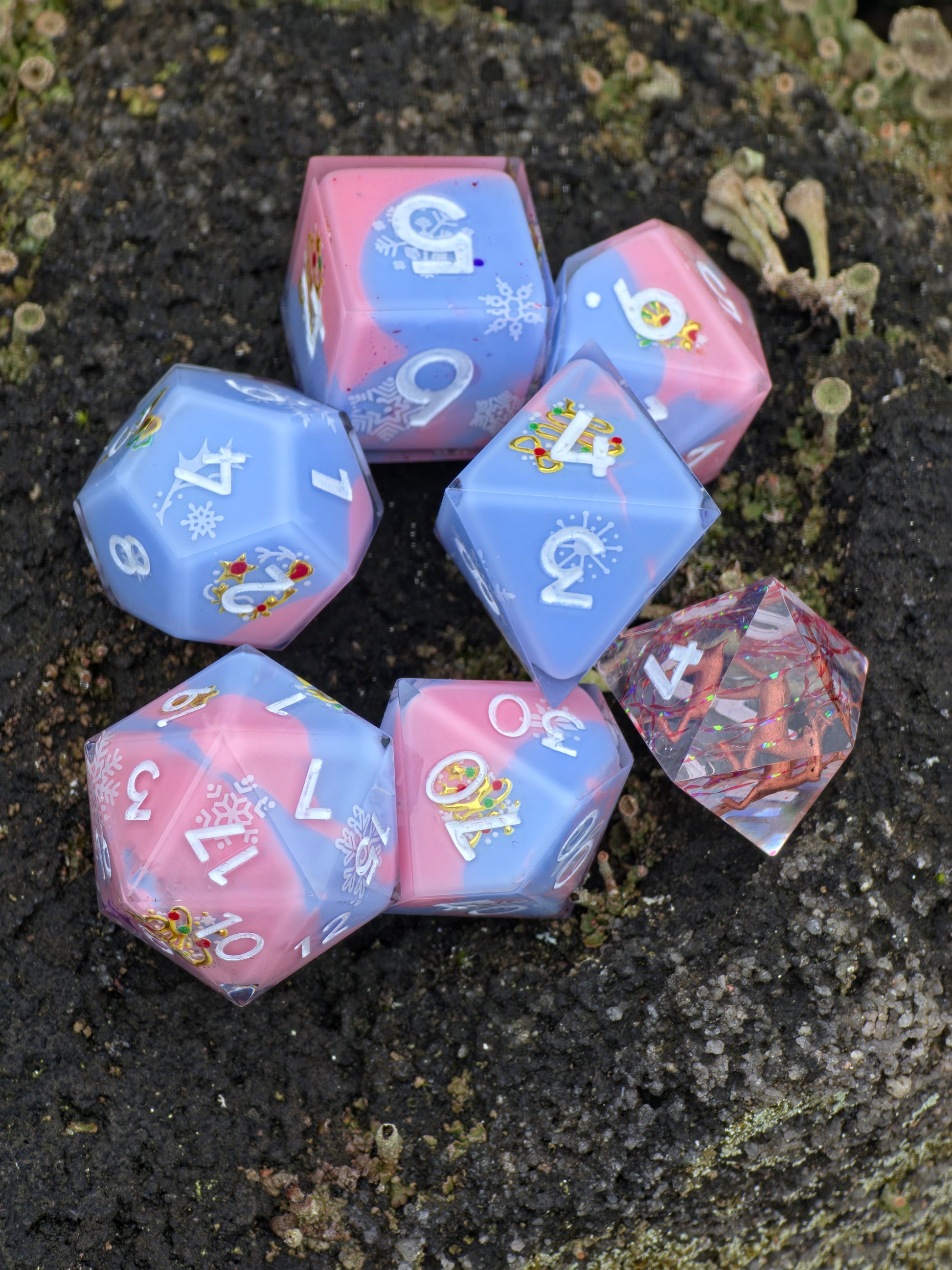 Frosted Stag Würfelset im natürlichen Licht mit winterlichen Pastellfarben.  
Frosted Stag dice set in natural light showing soft winter pastel tones.